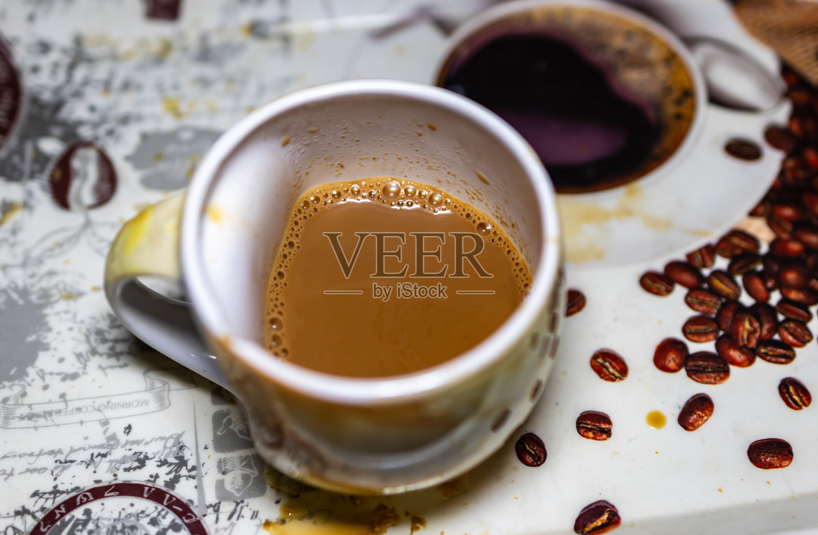 热茶盛在杯子里,细节接近照片摄影图片