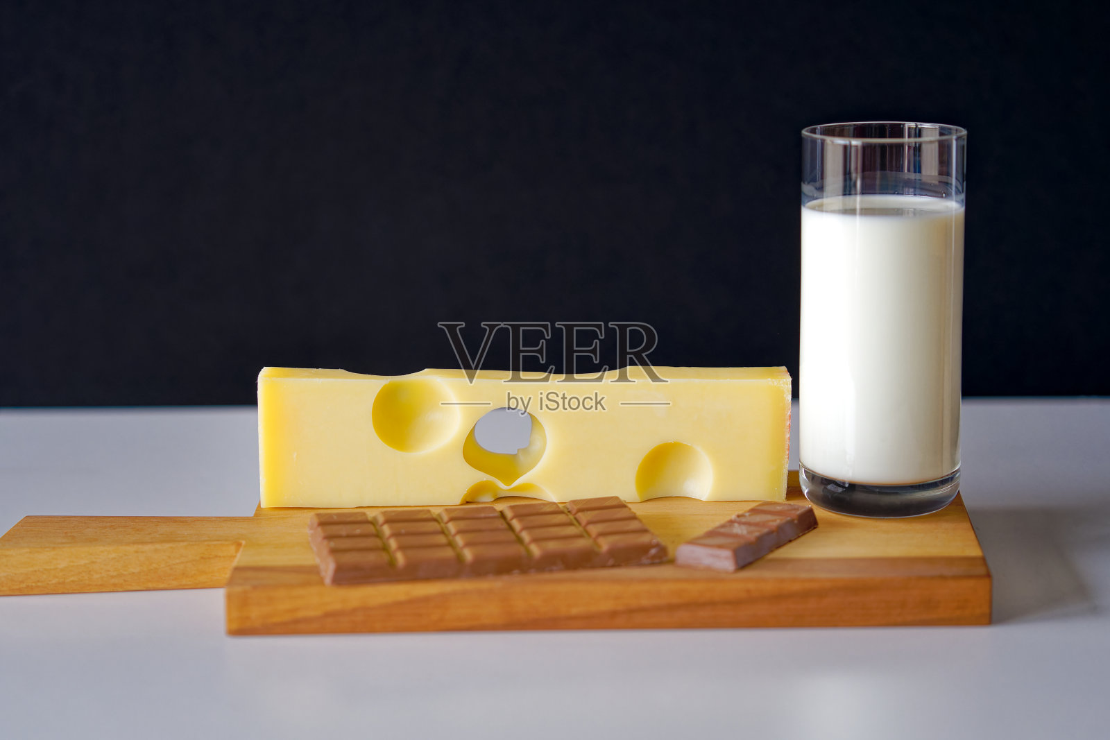 风景如画的静物与瑞士乳制品奶酪,牛奶和巧克力在瑞士小镇。照片摄影图片