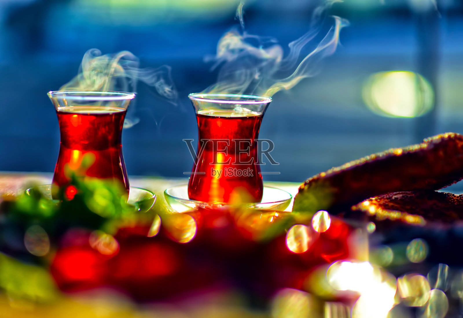 传统的土耳其茶,用传统的玻璃杯照片摄影图片