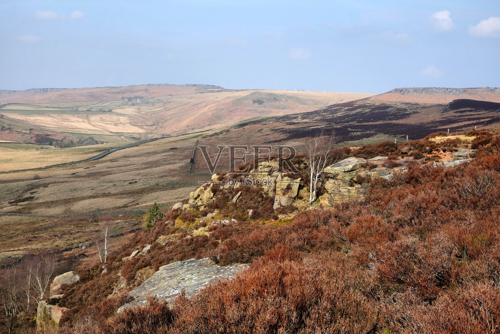 在英国德比郡的山顶区,从黑暗山顶的母亲帽上看到的景色照片摄影图片
