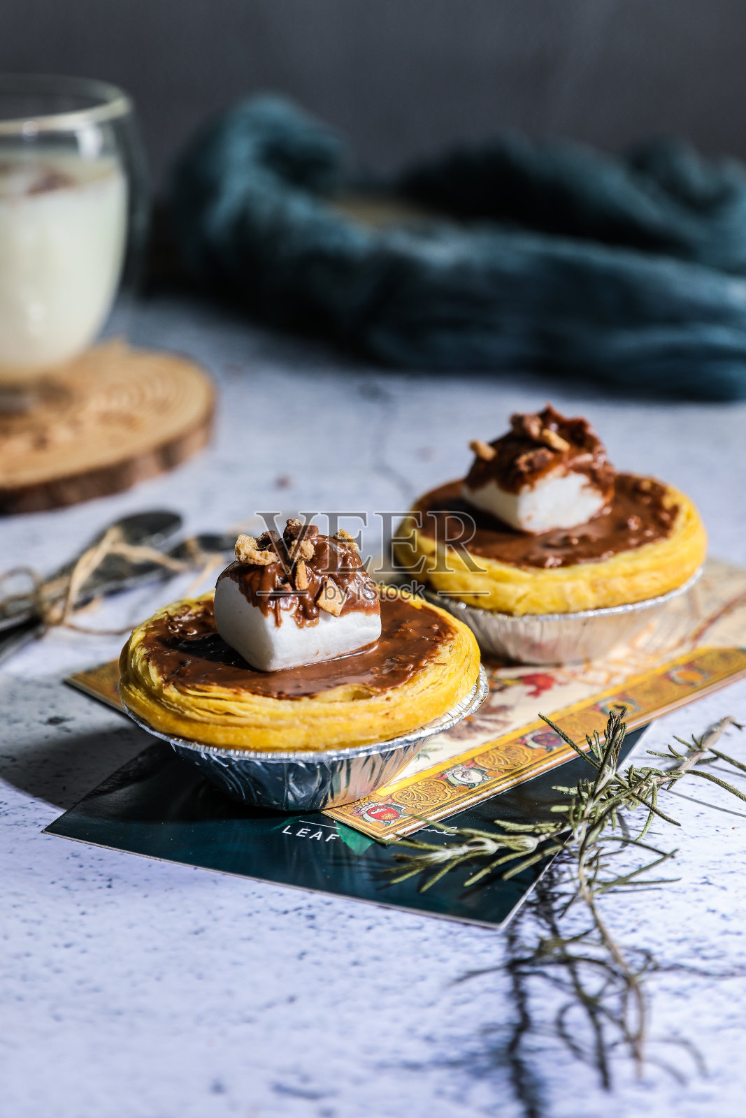 蛋挞和提拉米苏,精致的糕点点心,桌面在黑暗的室内背景照片摄影图片