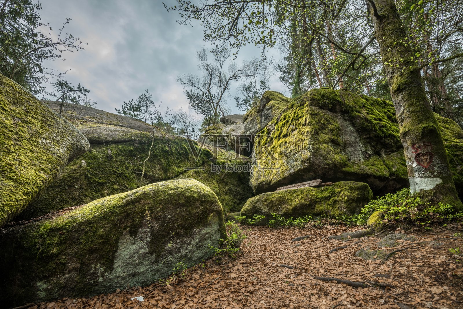 图尔曼尚的石头教堂外——在德国巴伐利亚森林里,在不稳定的岩石和大块石头之间的一个石洞里建造的古老教堂照片摄影图片