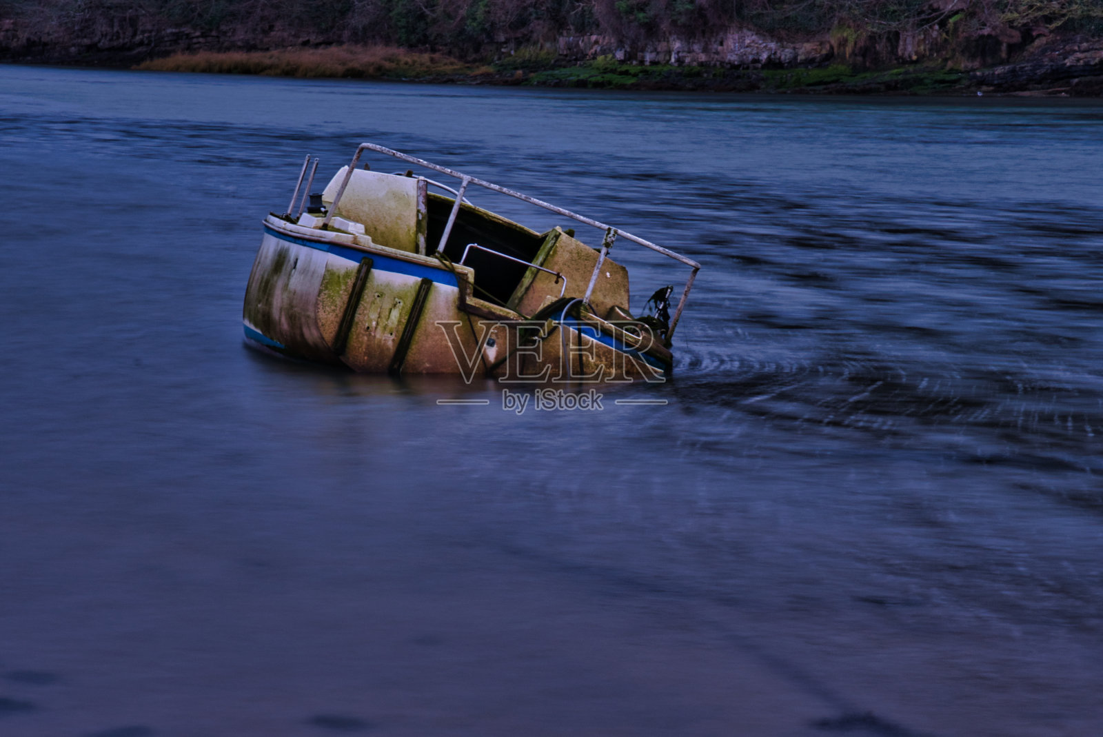 英国威尔士安格尔西岛红码头湾,涨潮中的小船照片摄影图片