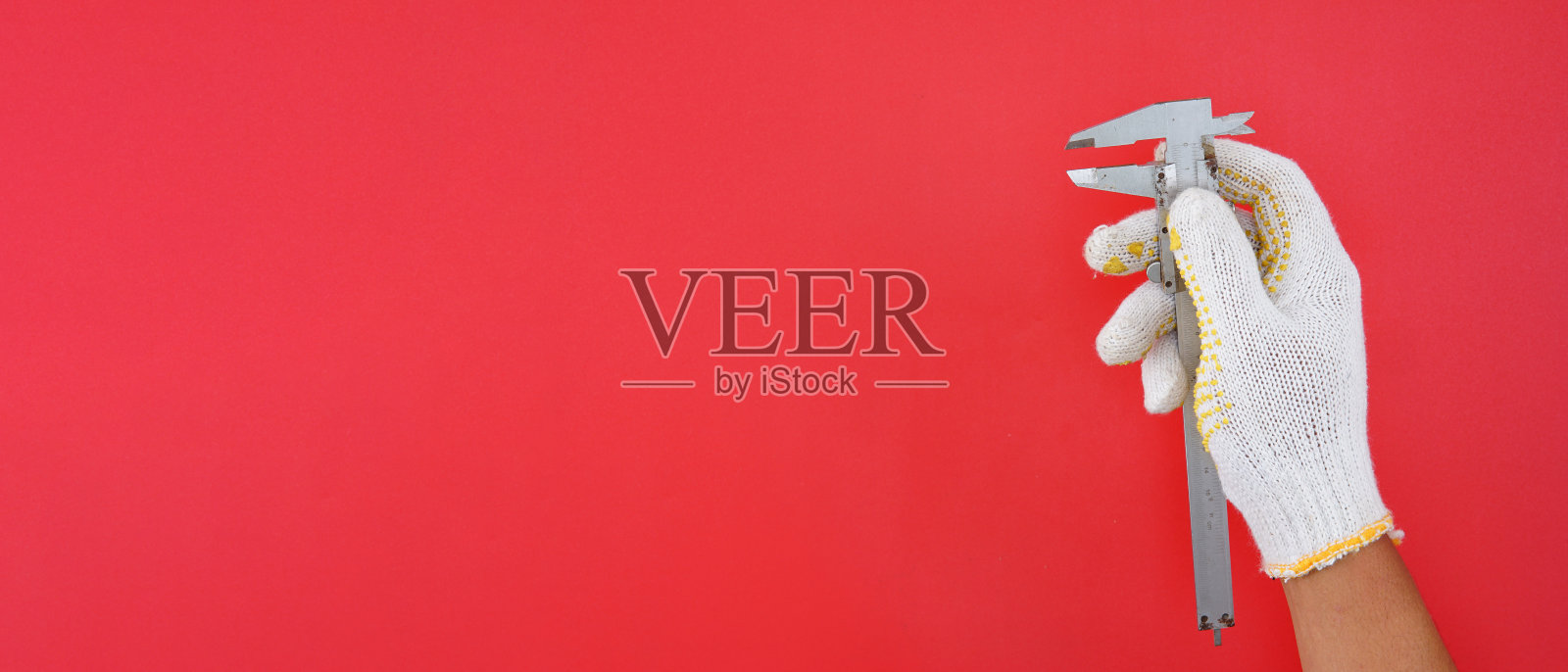 手持工具与红色背景和复制空间照片摄影图片