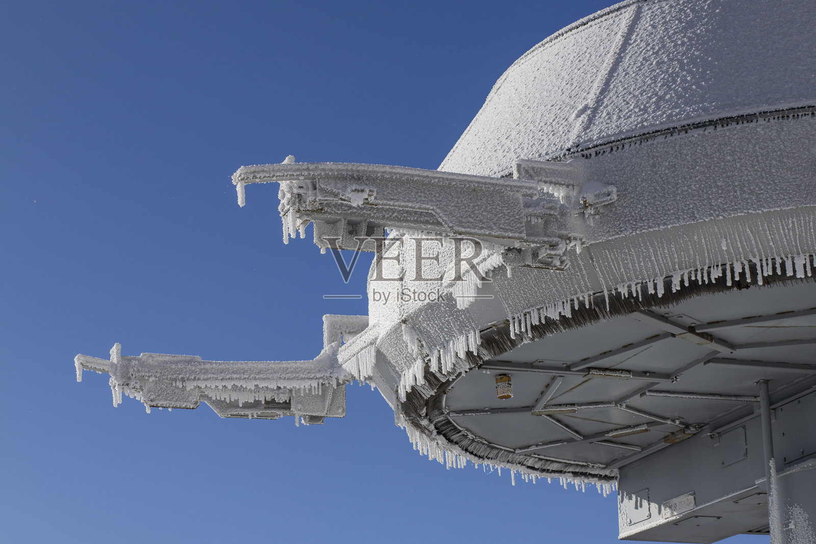 阳台栏杆上覆盖着白雪背景的霜。下雪时阳台上的景色。有选择性的重点。照片摄影图片