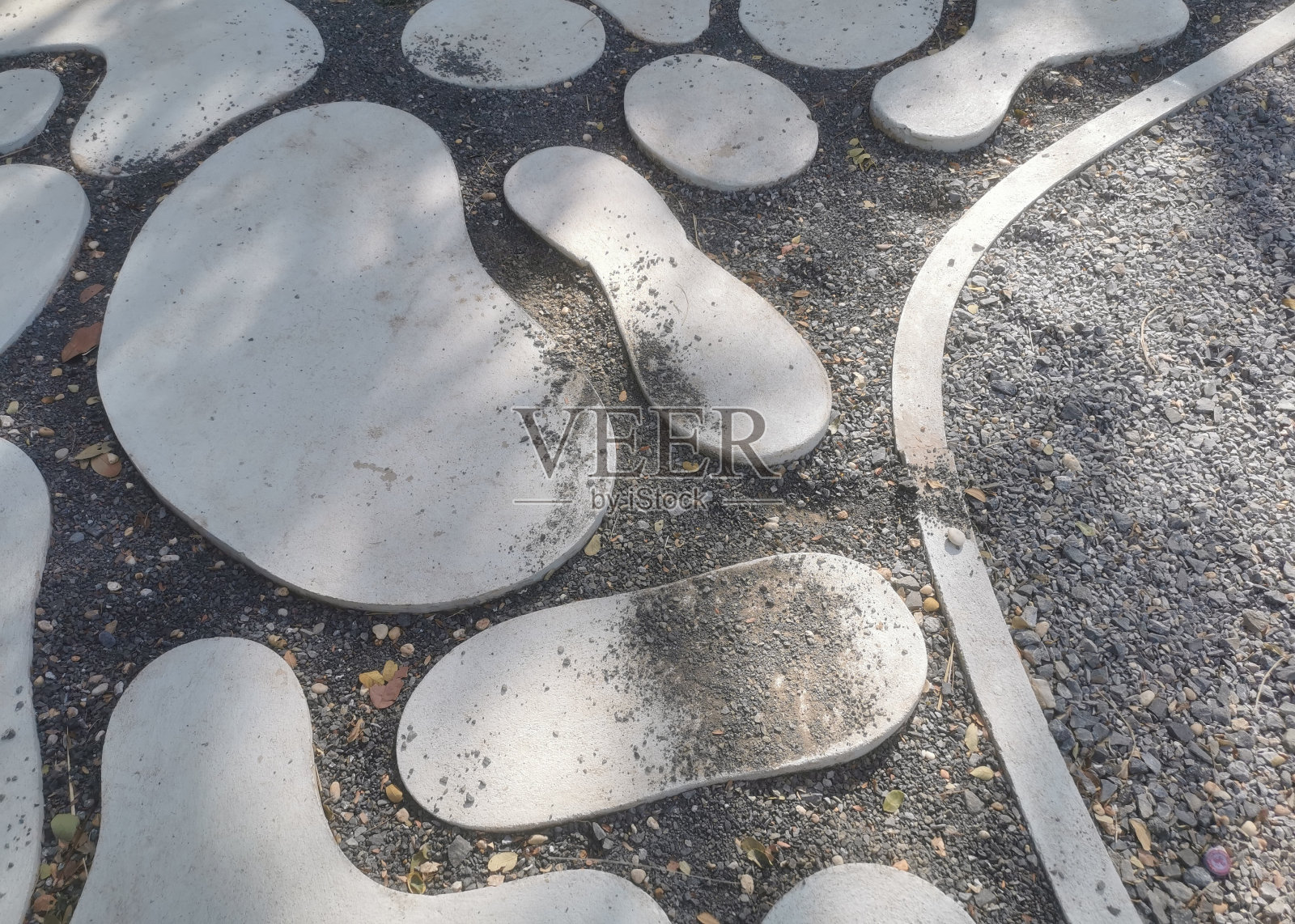 花园里的水泥人行道照片摄影图片