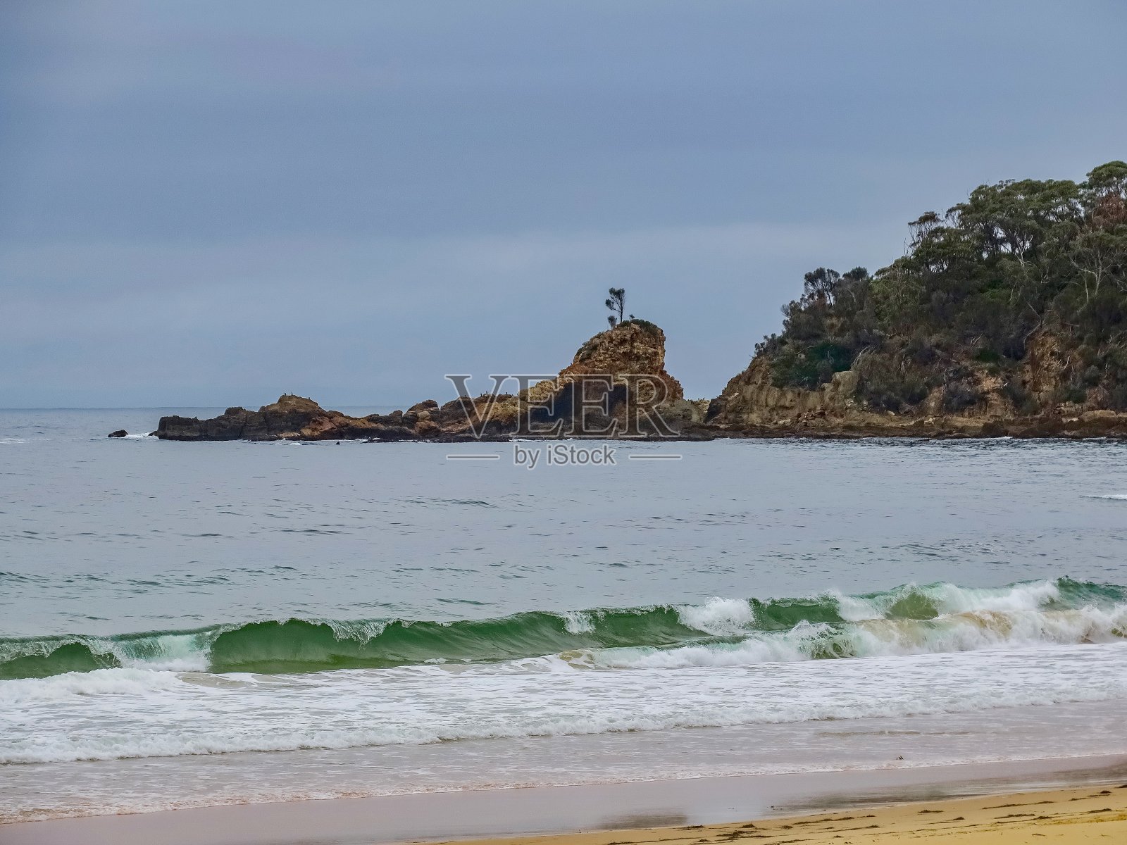 阴天的海滩照片摄影图片