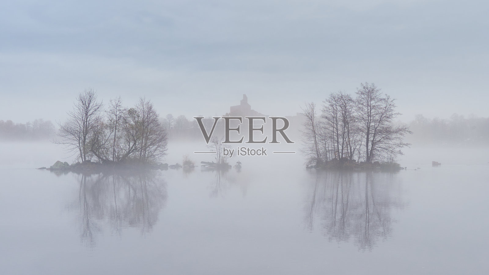 浓雾笼罩着湖面和岛屿。照片摄影图片