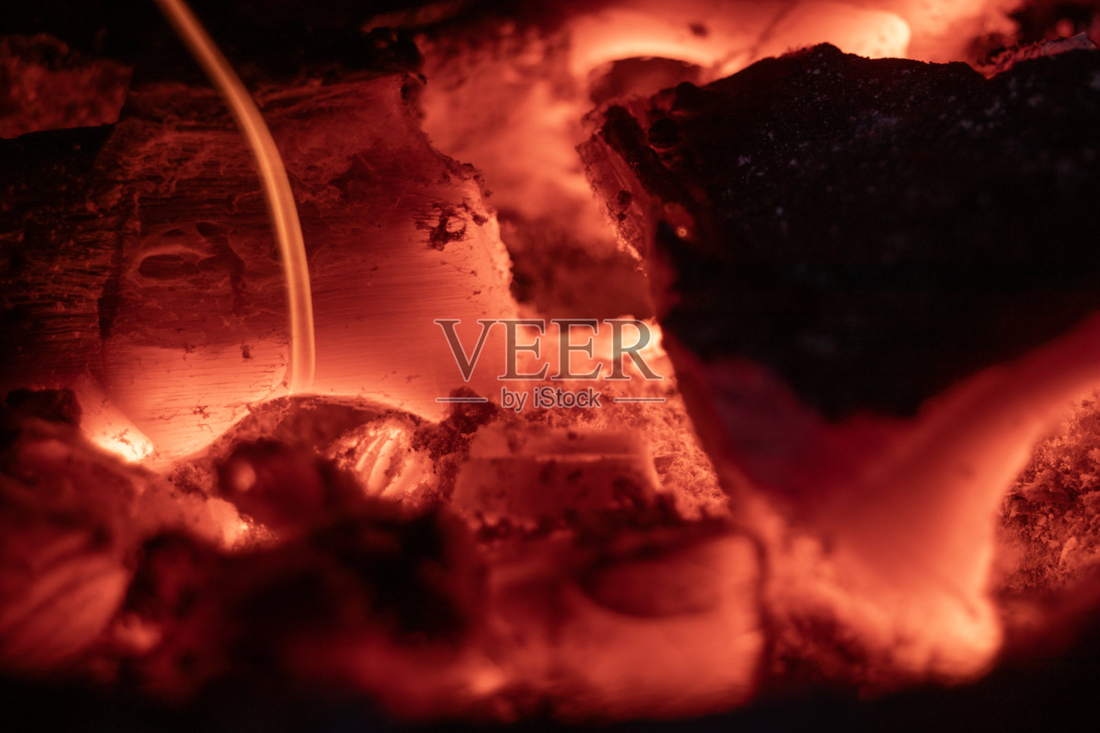 一幅在炉子里燃烧的红煤的图片。照片摄影图片