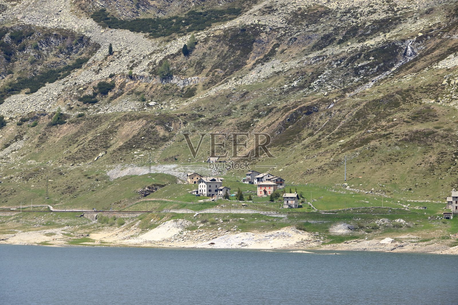 这是意大利伦巴第Chiavenna山谷蒙特斯普卢加湖的风景照片摄影图片