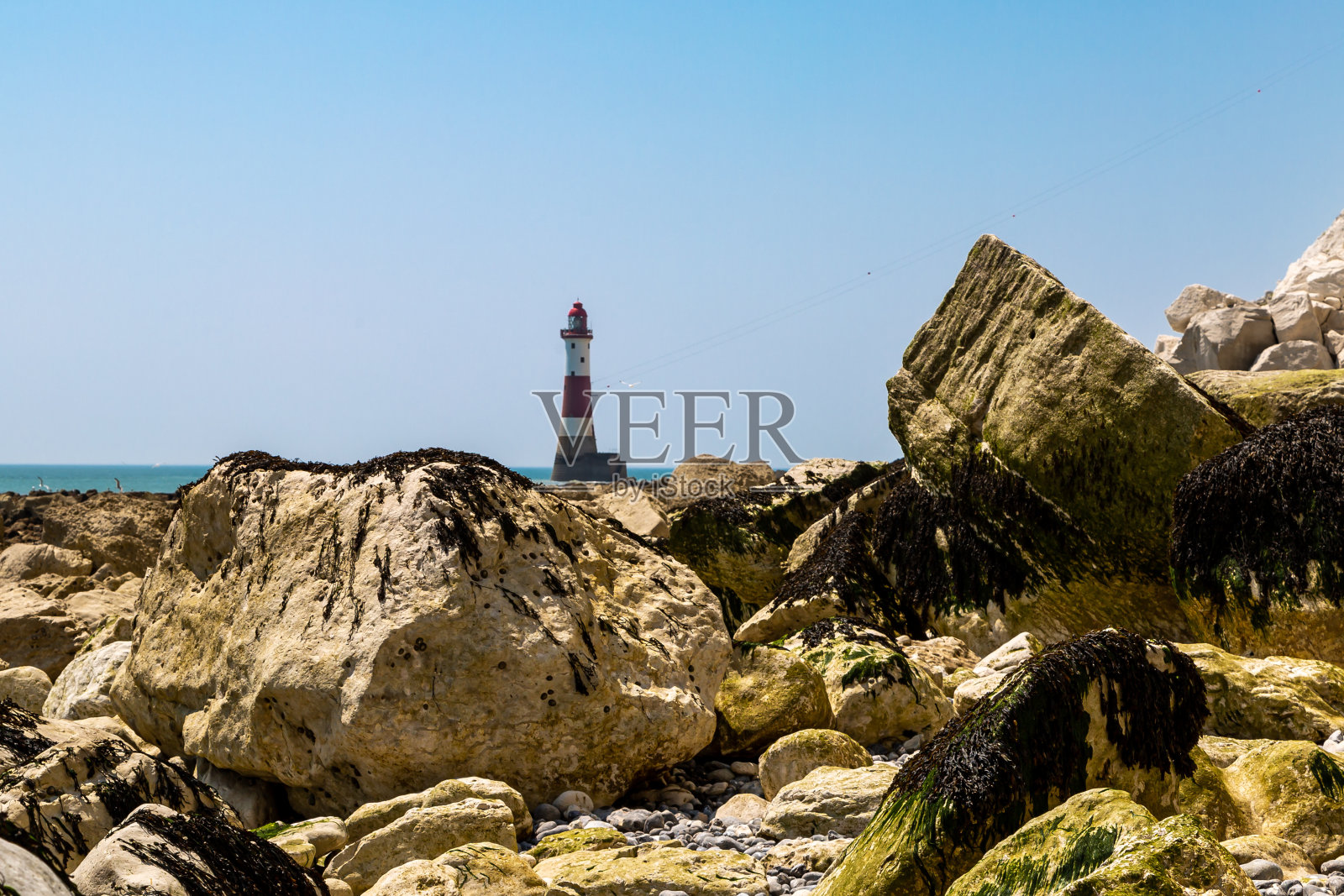 在一个阳光明媚的夏日,海滩角的低潮照片摄影图片