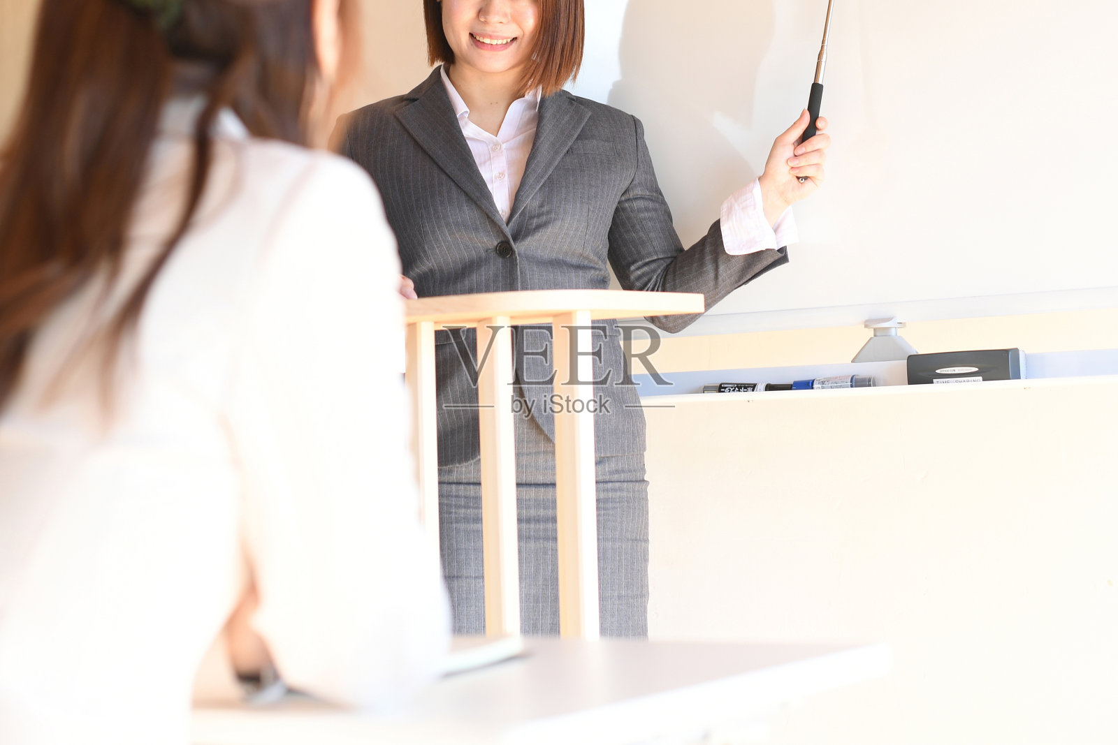 穿着西装正在做演讲的亚洲女性讲师和参加研讨会的女企业家照片摄影图片