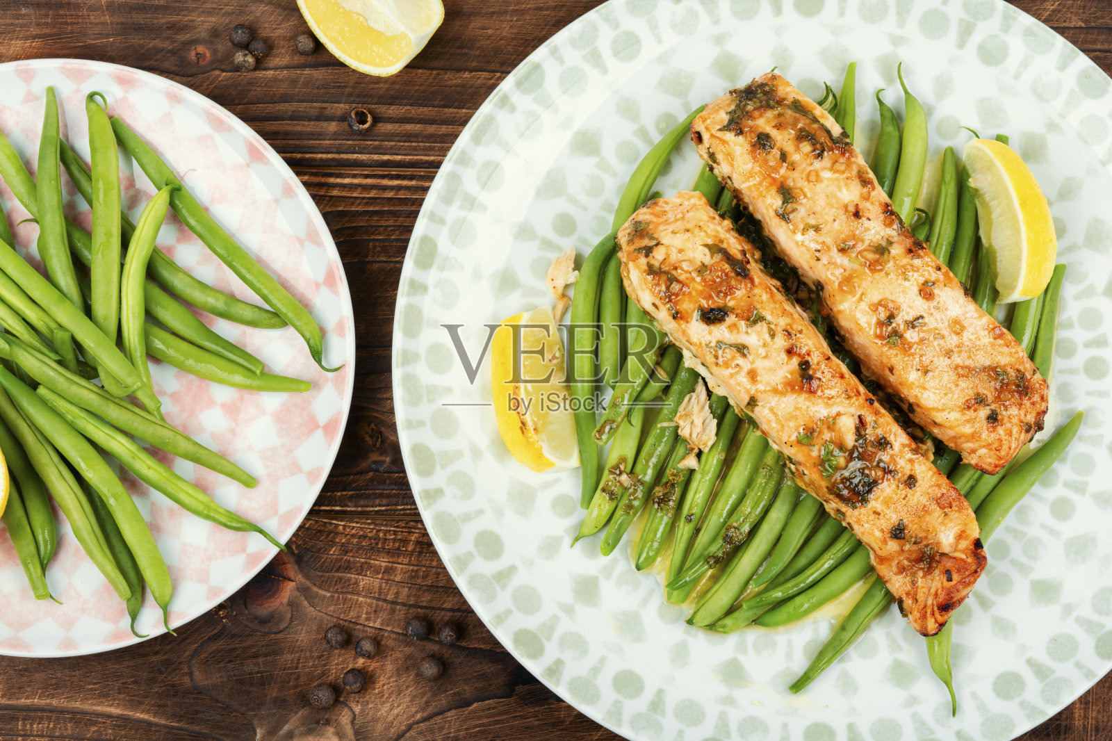 烤或烤三文鱼配豆子。照片摄影图片