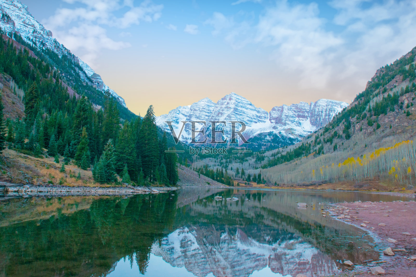 山-栗色铃铛与高山湖-科罗拉多州阿斯彭照片摄影图片
