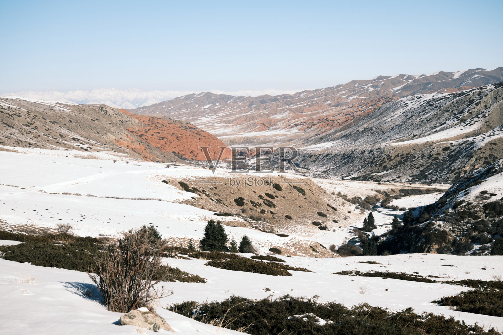 天山山景在一个阳光明媚的冬日照片摄影图片