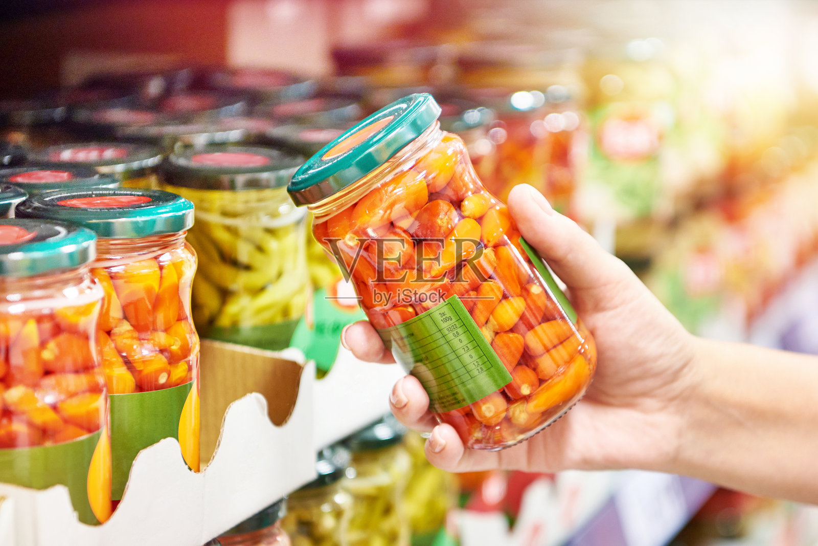 手里拿着红辣椒罐头照片摄影图片