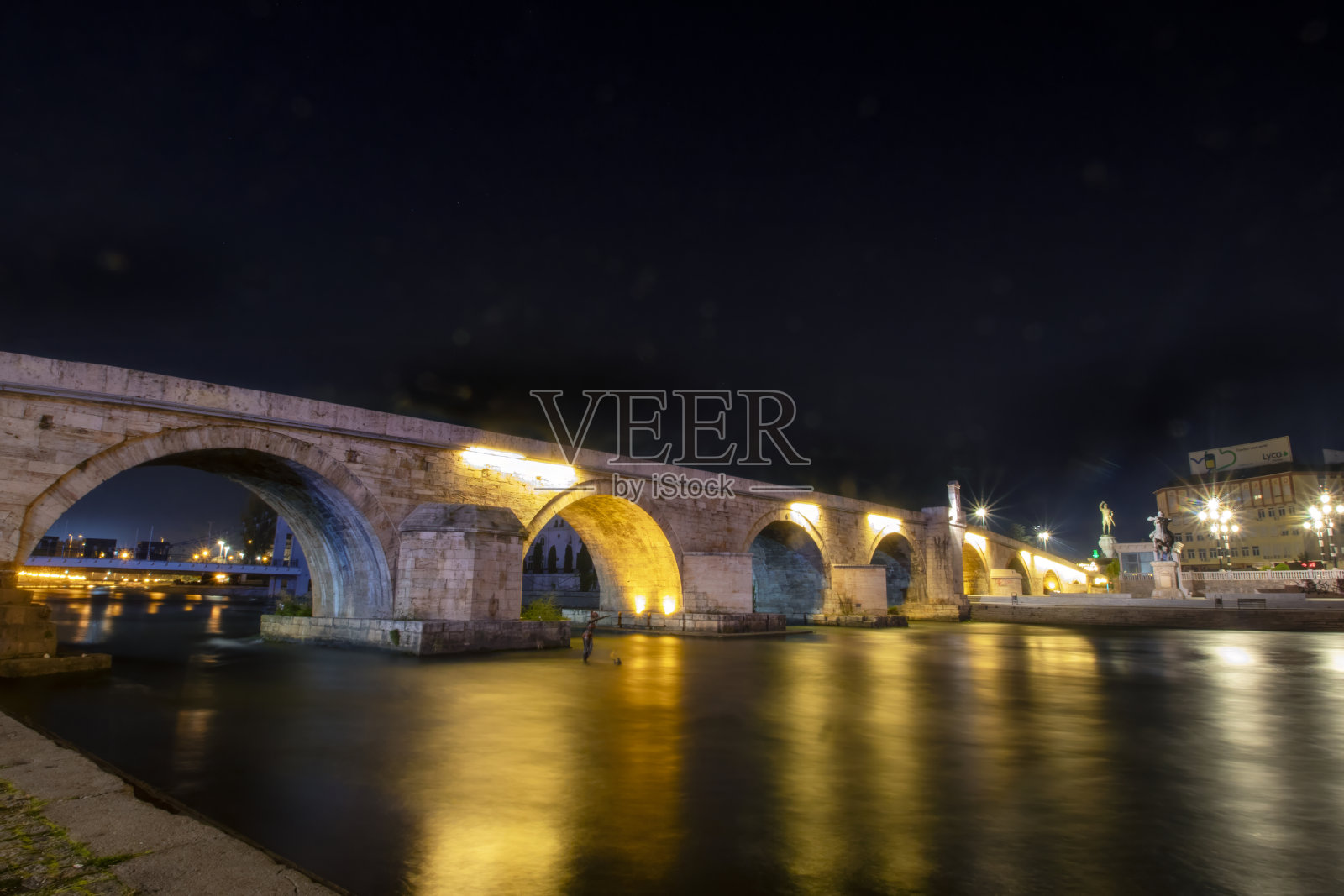 北马其顿斯科普里市中心夜晚的石桥照片摄影图片