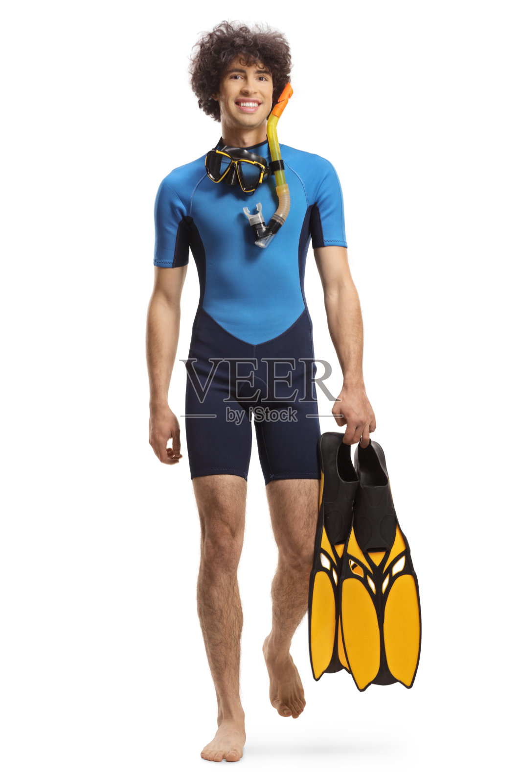 一个人穿着潜水服,戴着面具,拿着脚蹼,朝镜头走去照片摄影图片