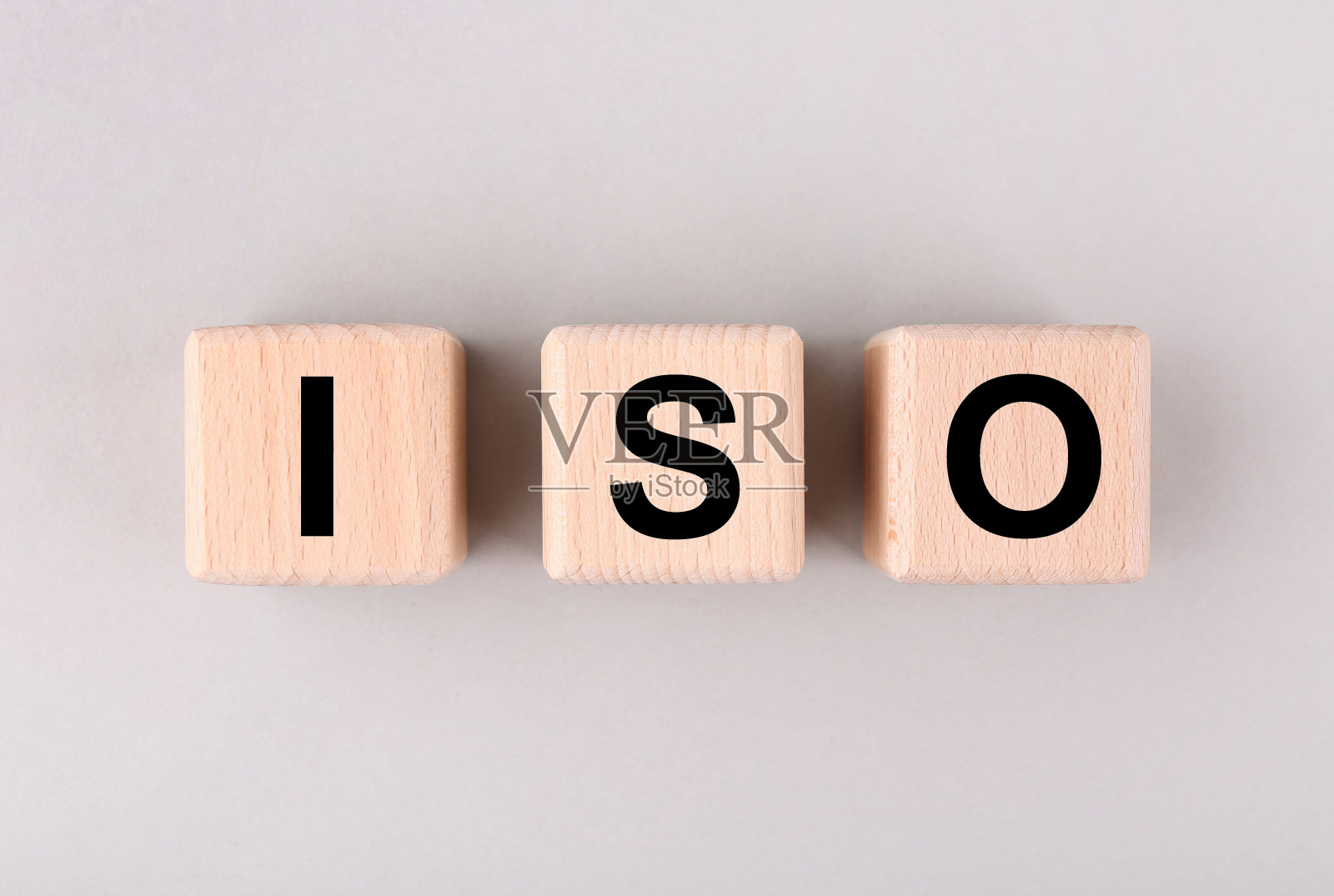 国际标准化组织。立方体与缩写ISO浅灰色背景,俯视图照片摄影图片