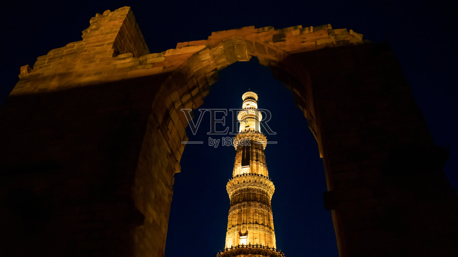 夜景库塔布灯塔位于印度新德里,也被称为库特或库特布灯塔,联合国教科文组织世界遗产照片摄影图片