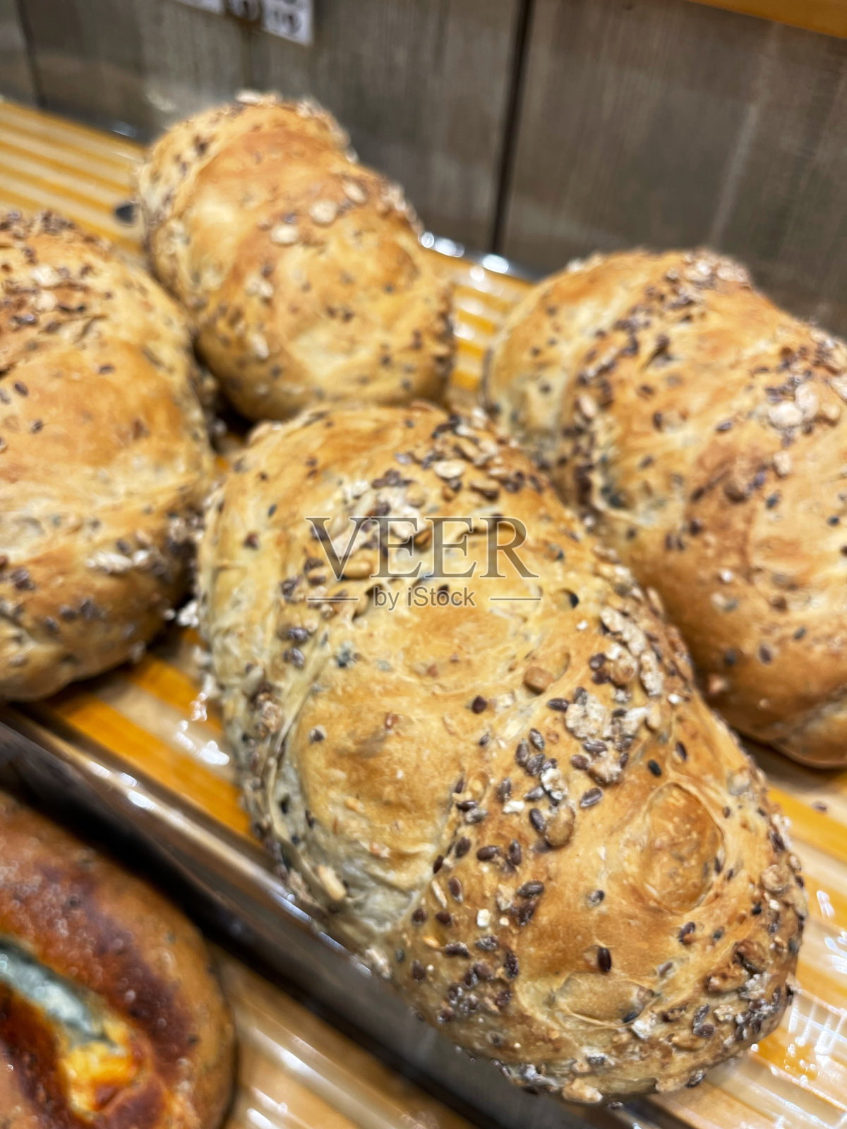 面点店出售全麦面包照片摄影图片