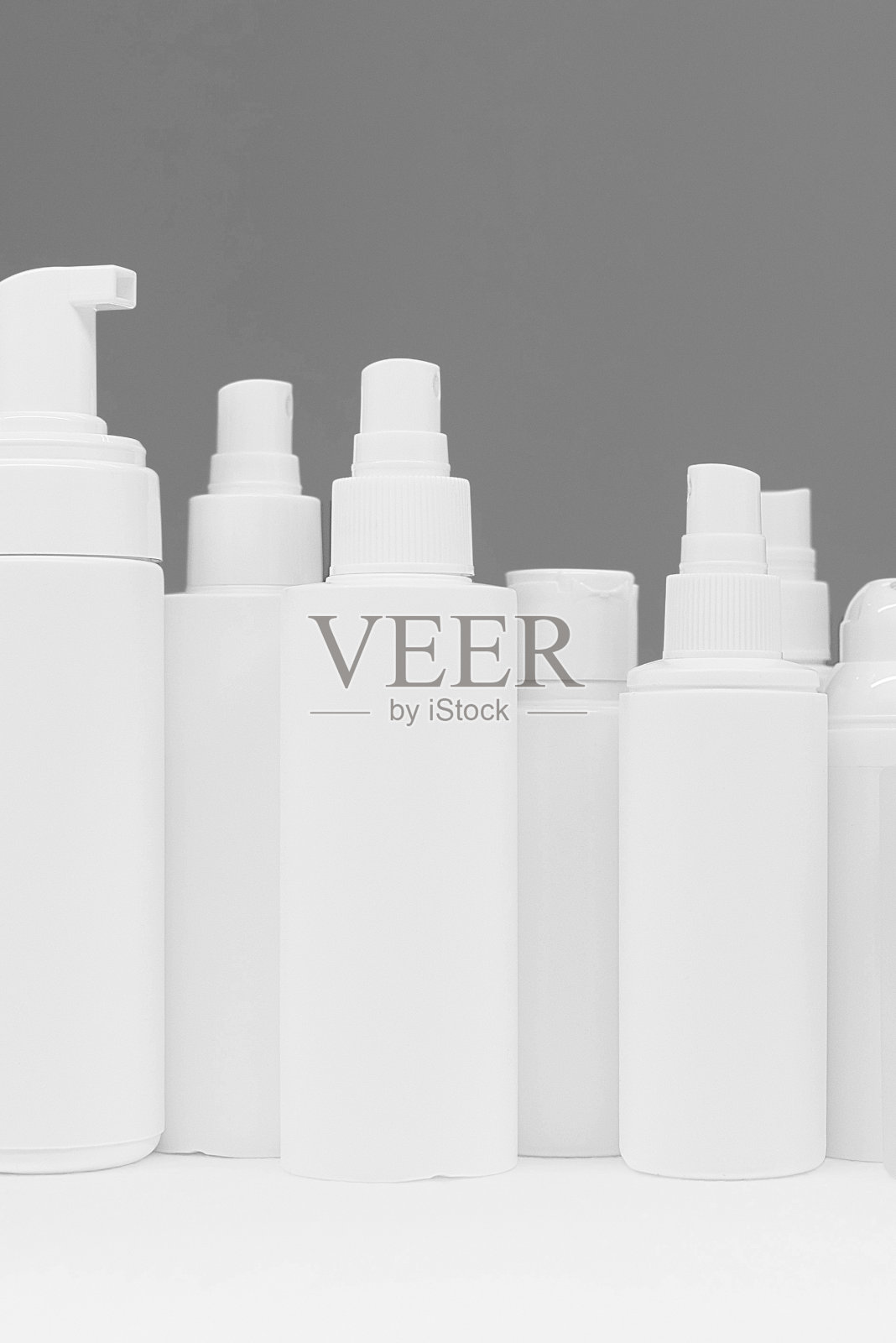 面部护肤品,各种化妆品瓶在bw背景照片摄影图片