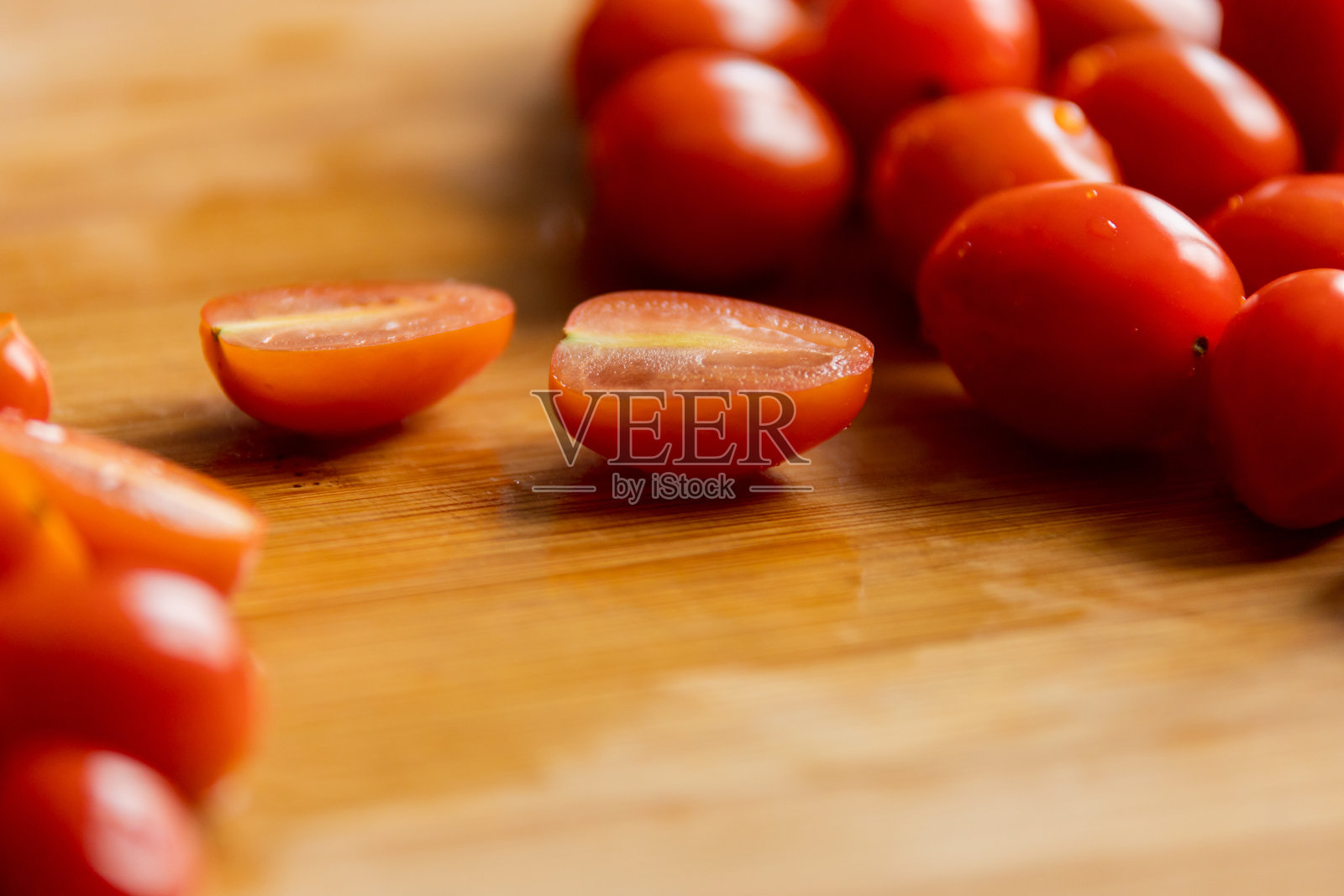 木板上的新鲜有机圣女果-充满活力的农场到餐桌的乐趣照片摄影图片