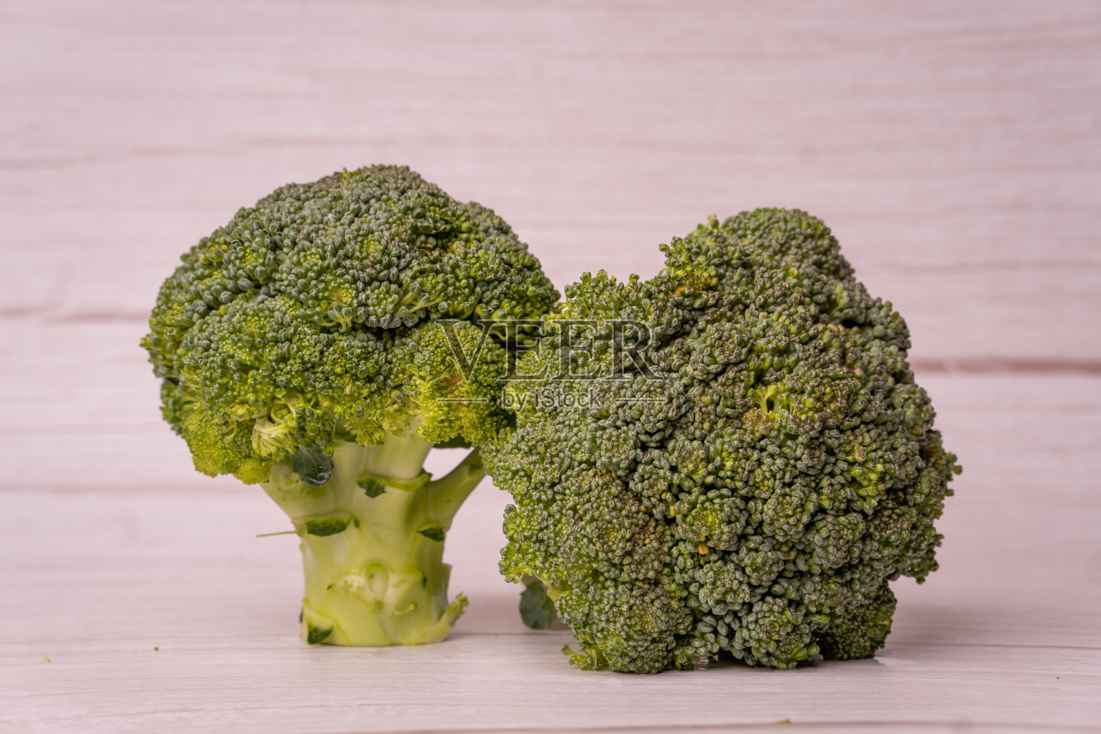 健康和谐:白色质朴帆布上的双花椰菜照片摄影图片