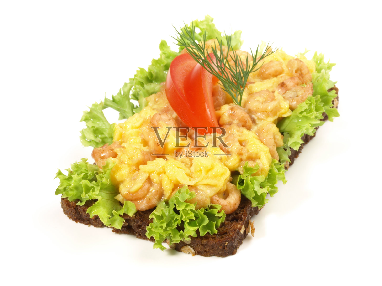 黑面包上的大西洋虾炒蛋照片摄影图片