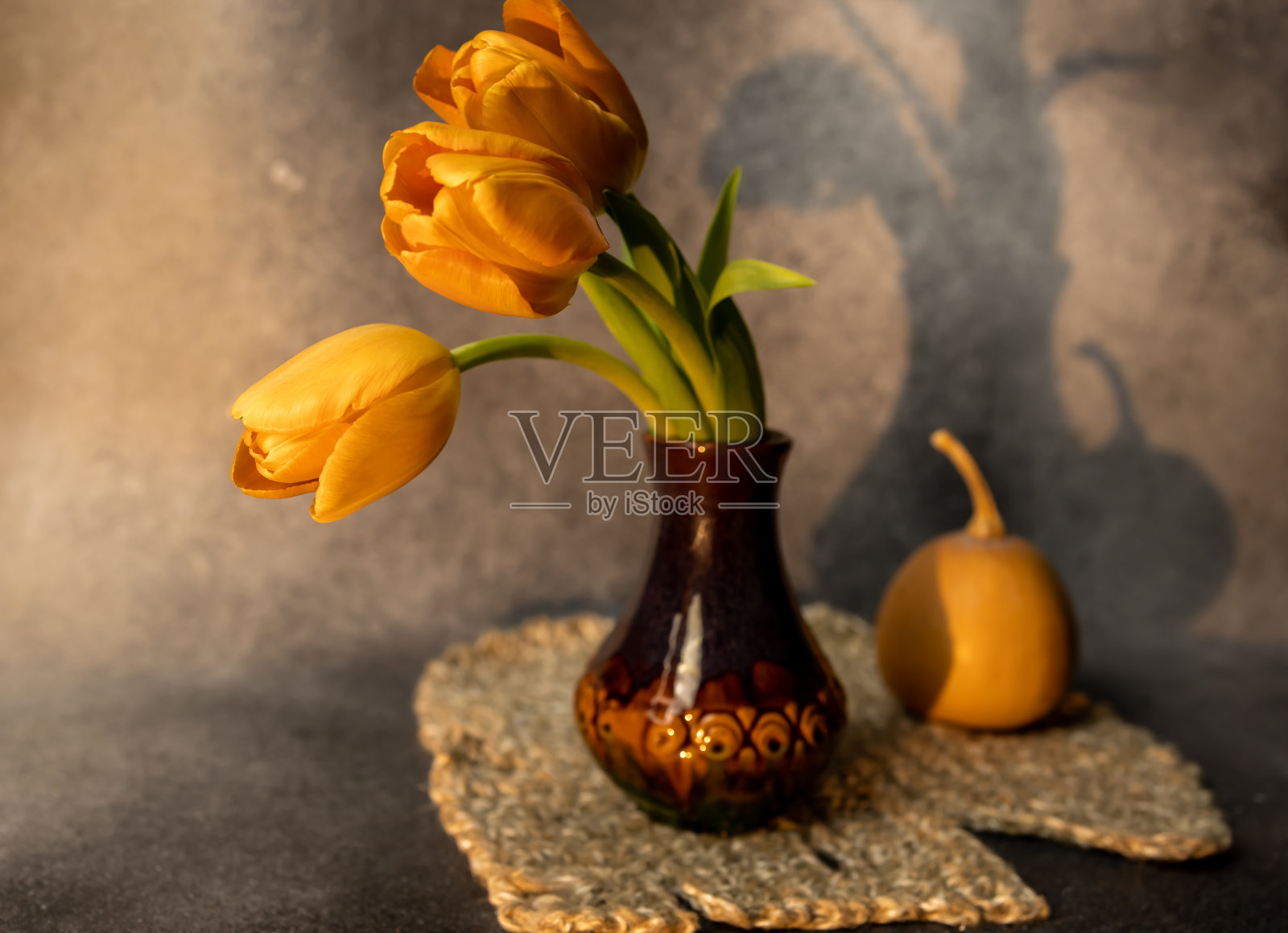 郁金香花瓶照片摄影图片