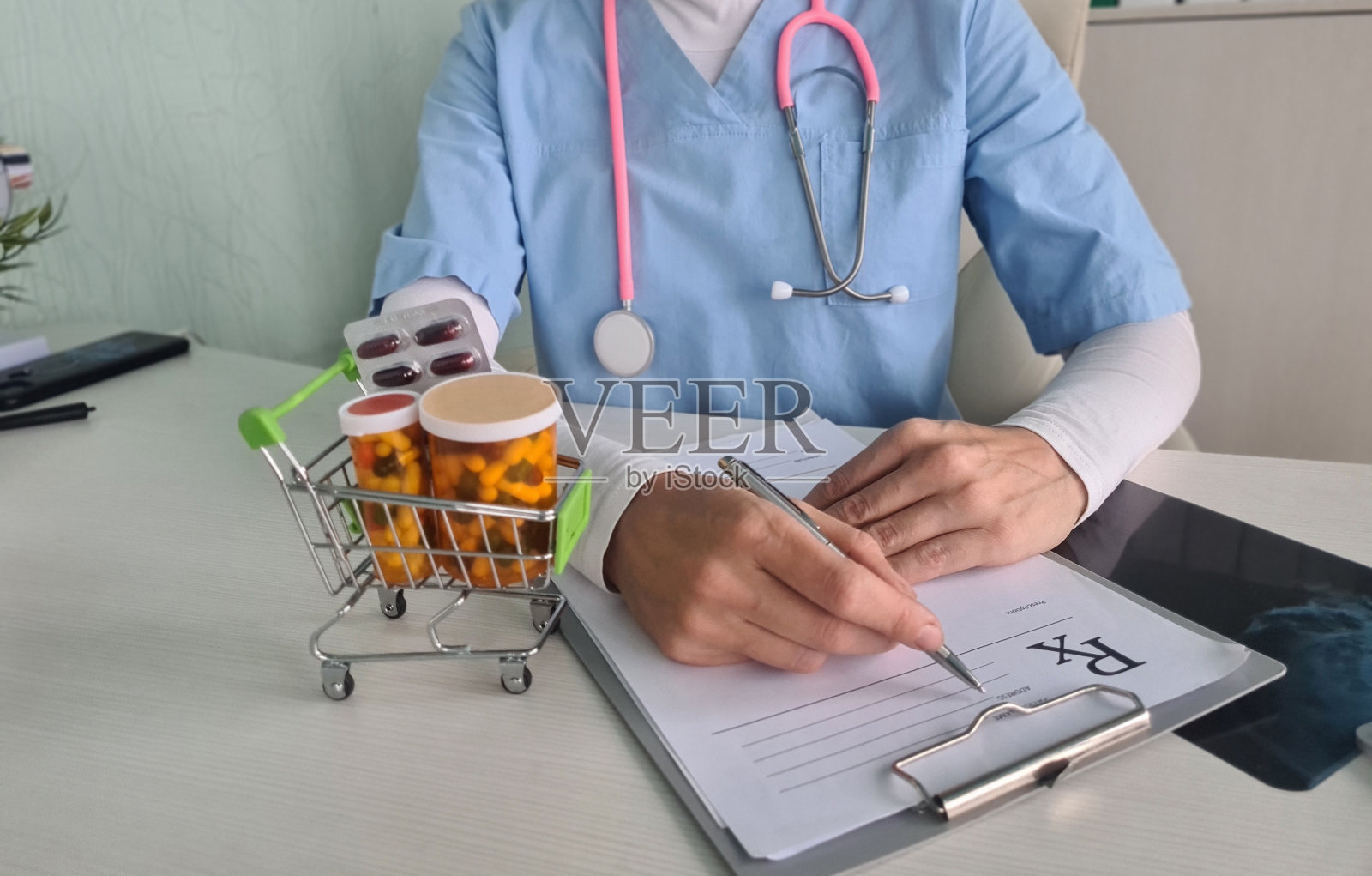 医药卫生,女药师用药片、胶囊书写处方照片摄影图片