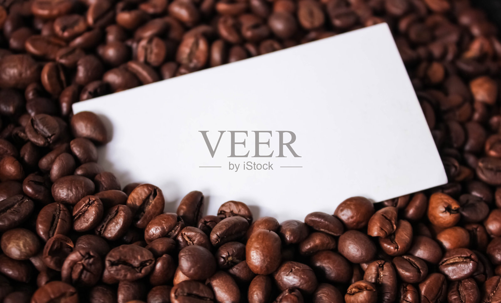 空白白卡为您的文字上的咖啡豆背景近景照片照片摄影图片