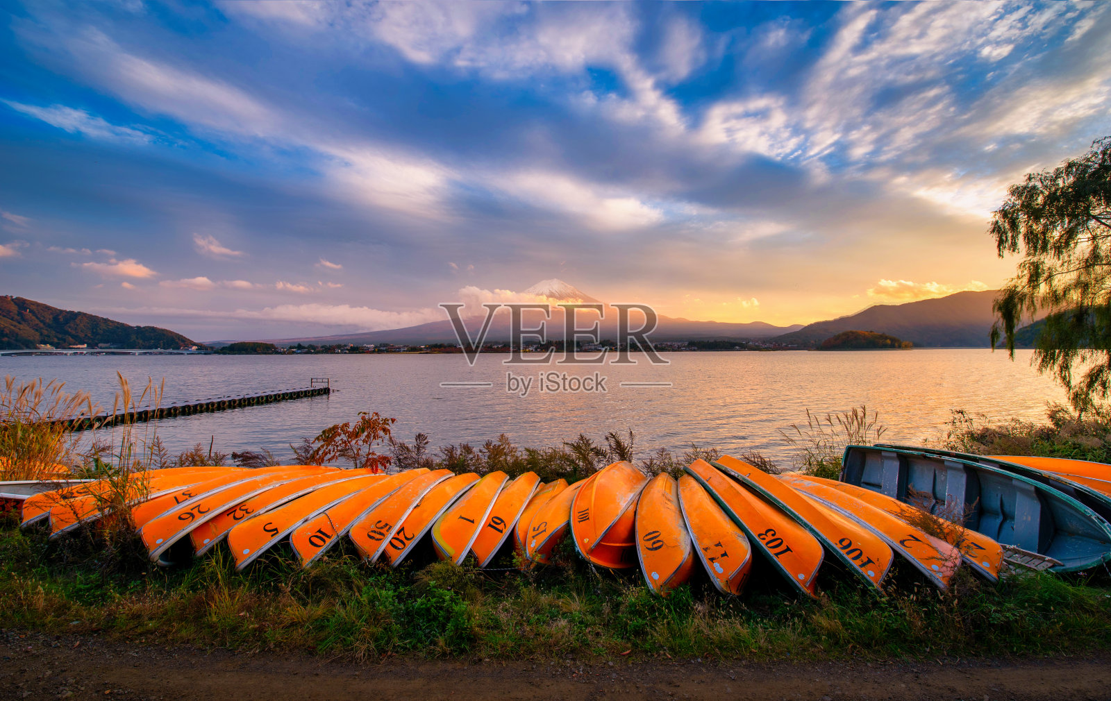 日落时分,富士山上的川口湖和小船,日本。照片摄影图片