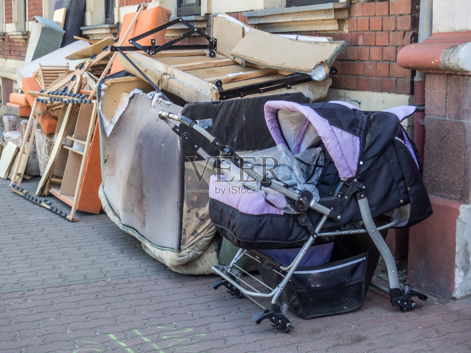 城市人行道上的大块垃圾照片摄影图片