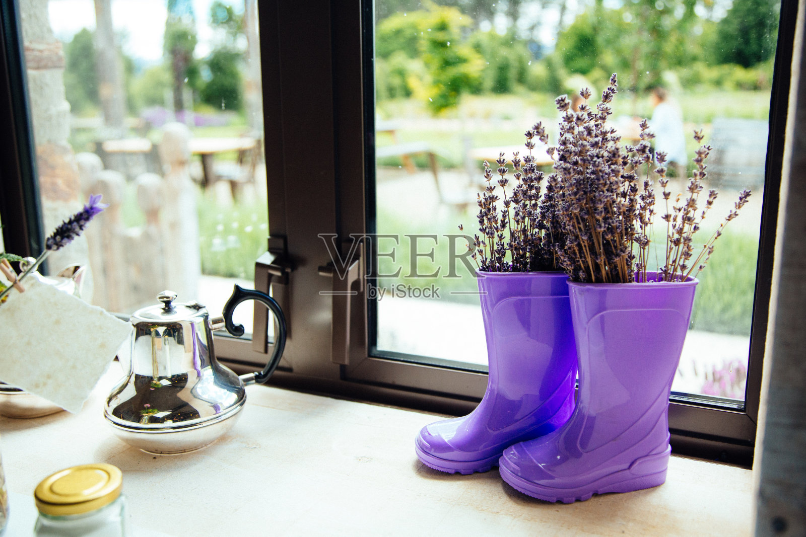 穿紫色靴子的花照片摄影图片