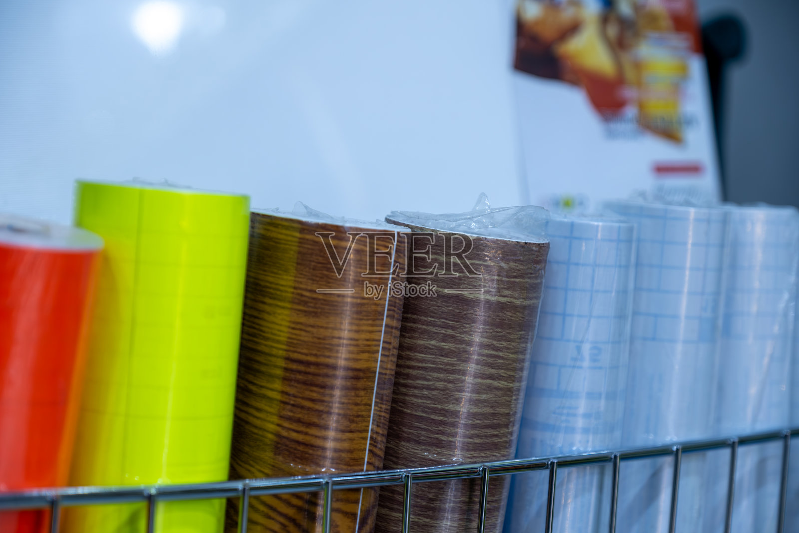 透明接触纸,用于平装本的透明自粘书籍和教科书封面照片摄影图片