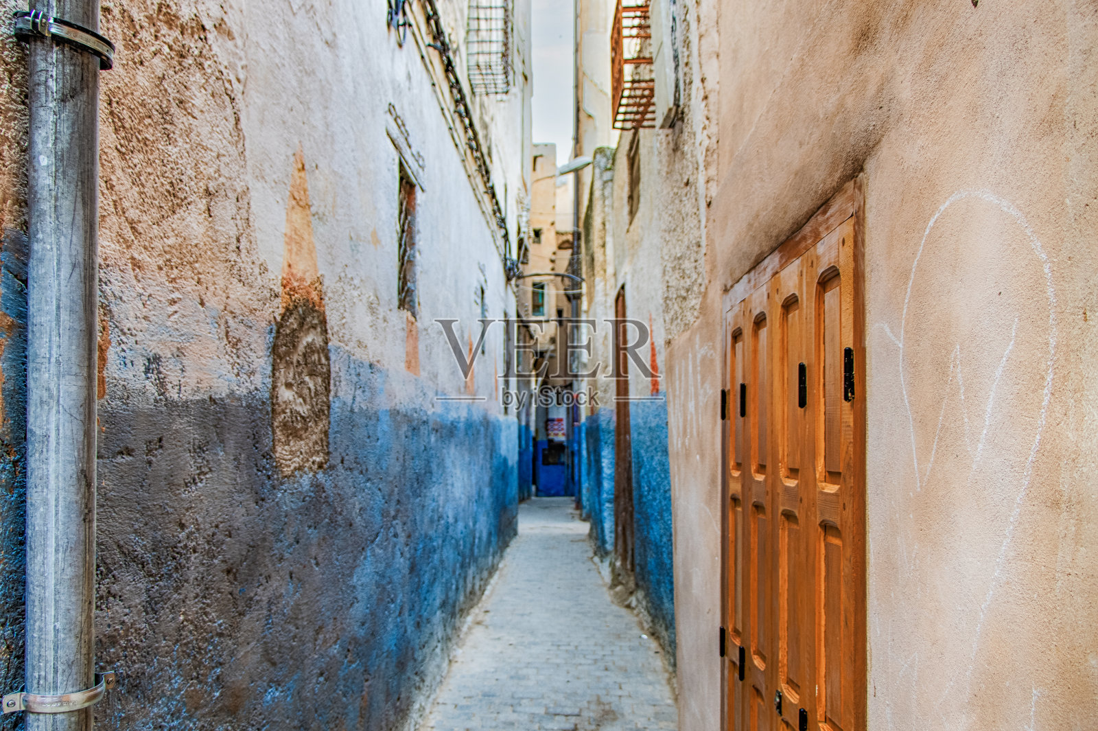这是一条历史悠久的小街道,在非斯的犹太区,老麦地那有靛蓝的房子。照片摄影图片