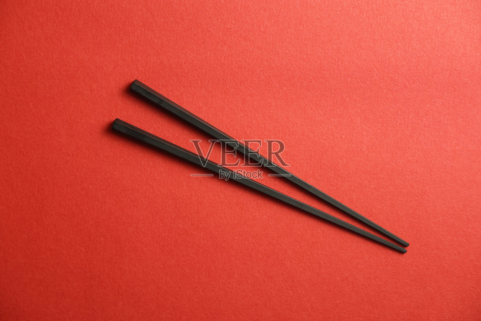 红底筷子照片摄影图片