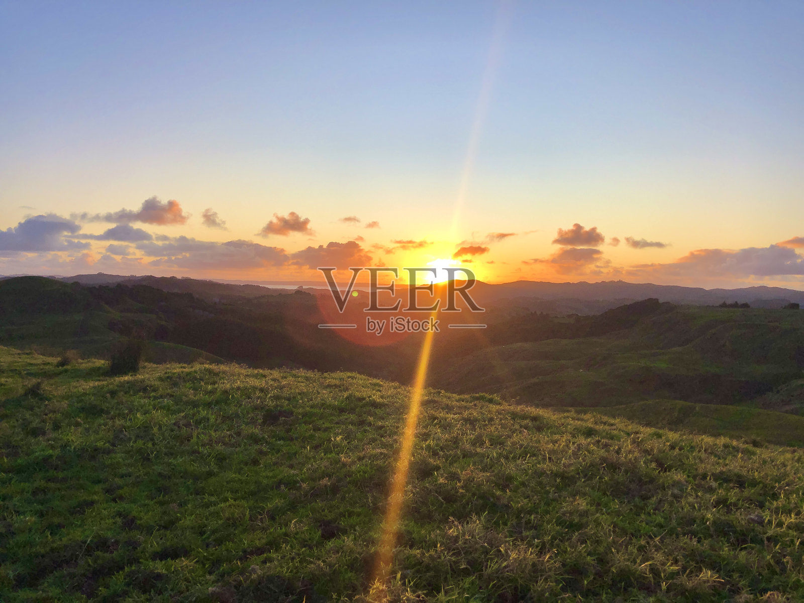 阳光明媚的风景照片摄影图片