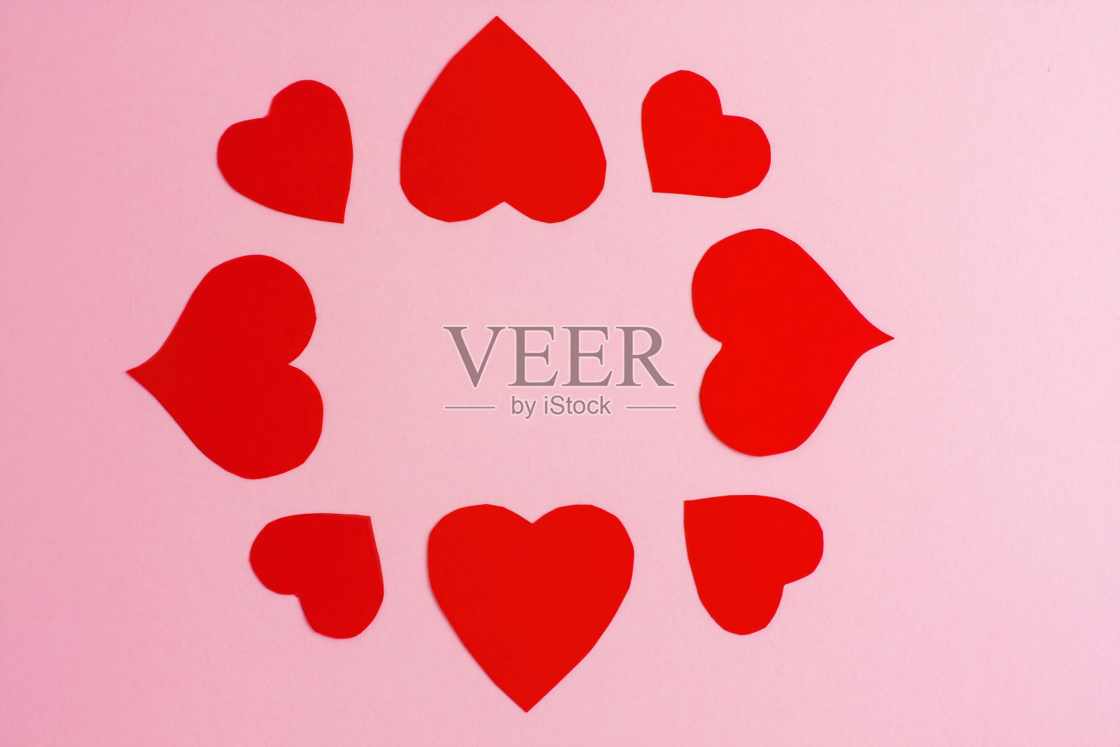 粉红色背景上的红心。照片摄影图片