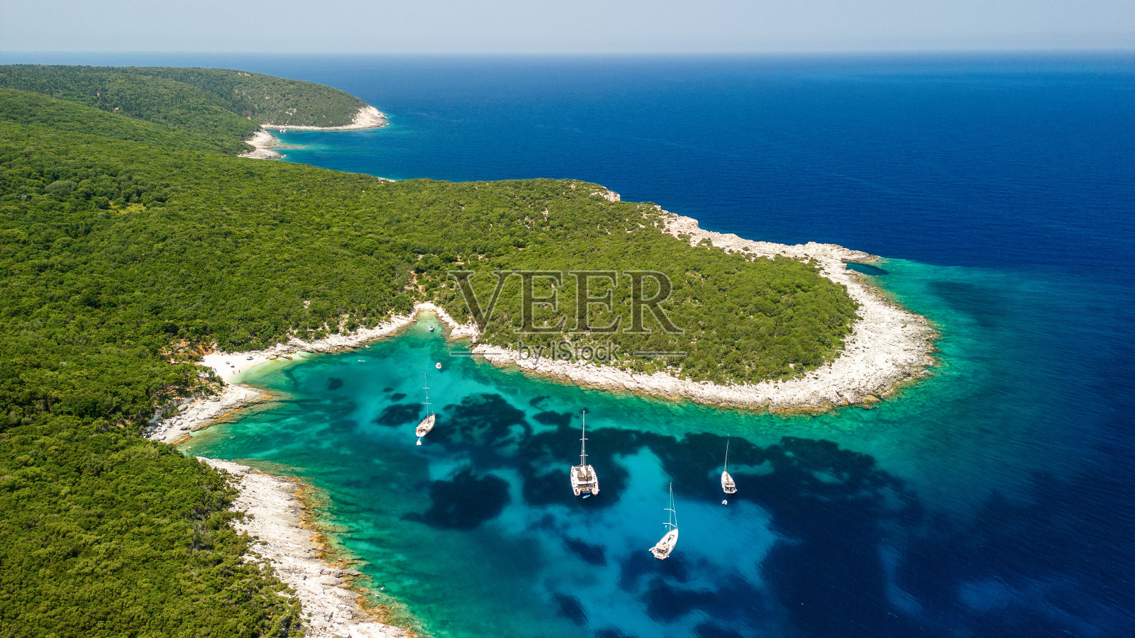 帆船停泊在希腊北凯法利尼亚一个美丽的孤立海湾照片摄影图片