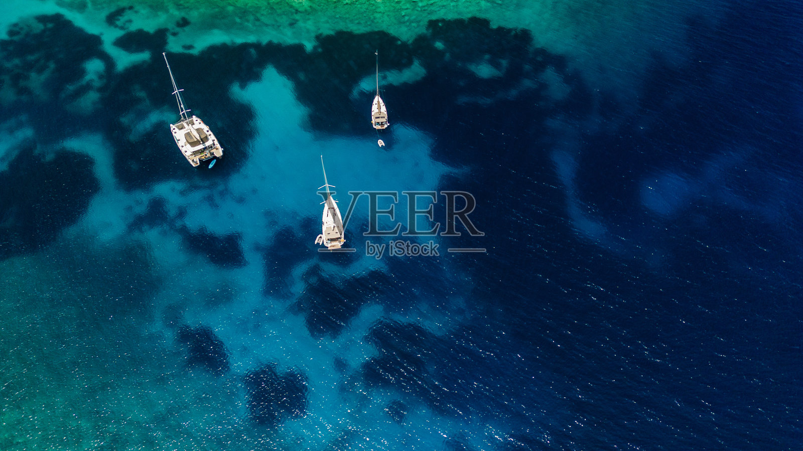 帆船停泊在希腊北凯法利尼亚一个美丽的孤立海湾照片摄影图片