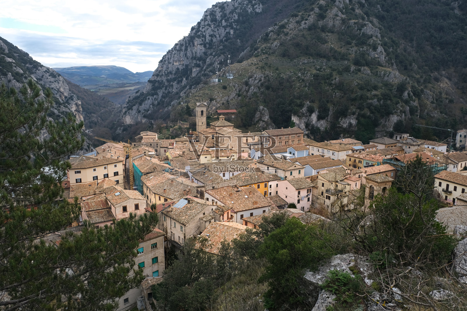 皮奥拉科——群山中的一个小镇照片摄影图片