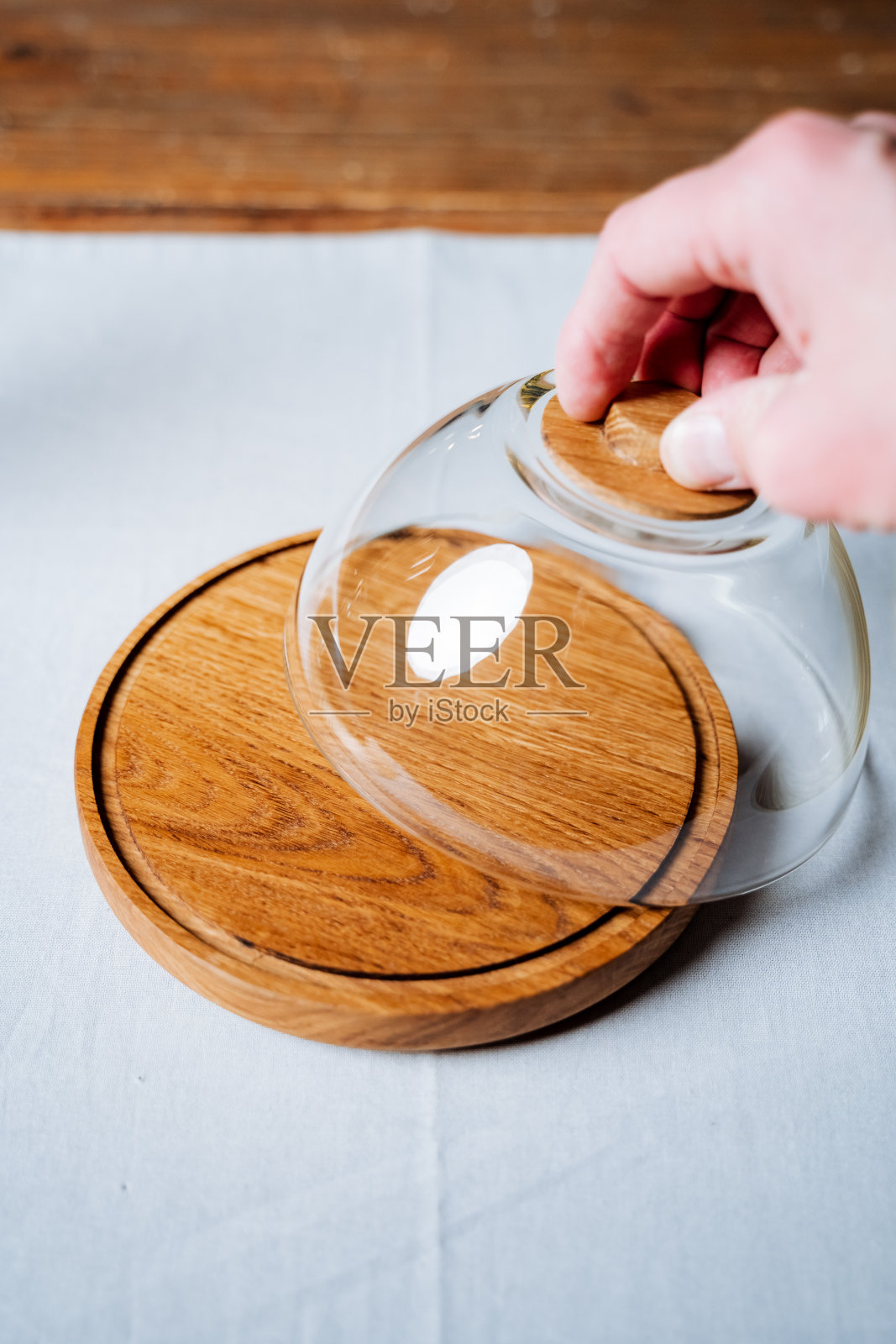 黄油或奶酪储藏器具,玻璃盖,木托盘。照片摄影图片