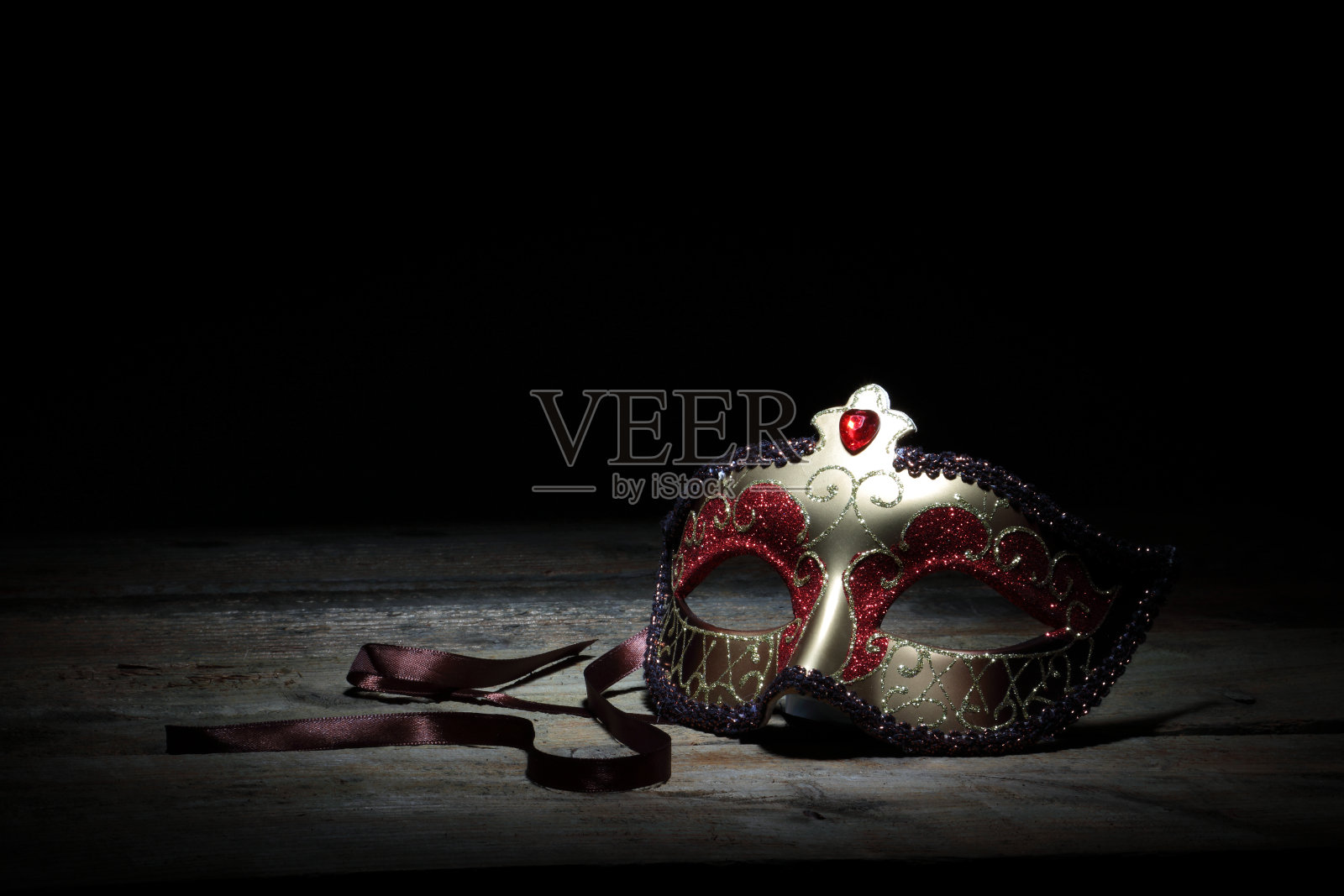 旧木头上的狂欢节面具照片摄影图片