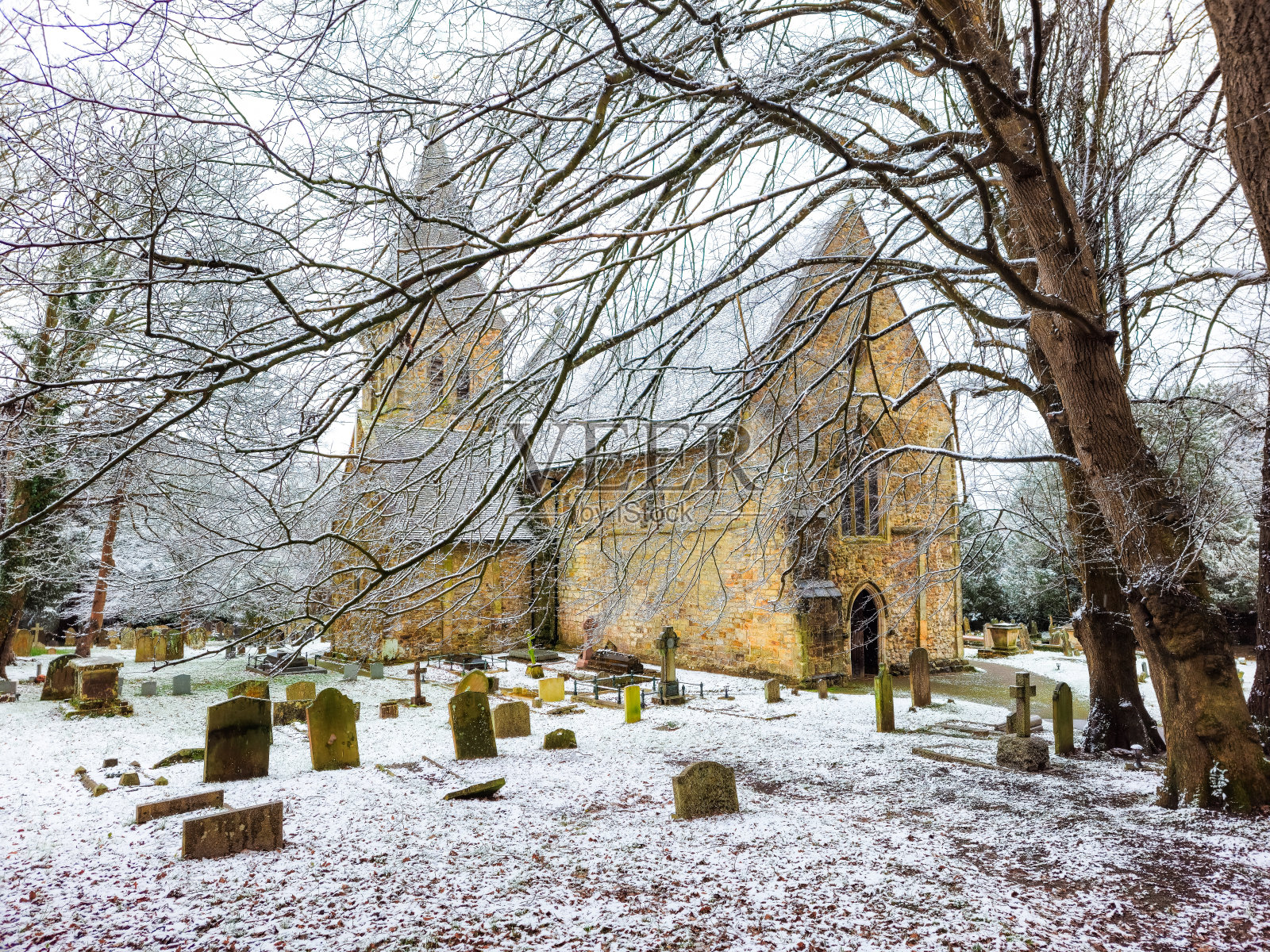 英国西苏塞克斯沃斯的古代圣尼古拉斯教堂的外观照片摄影图片