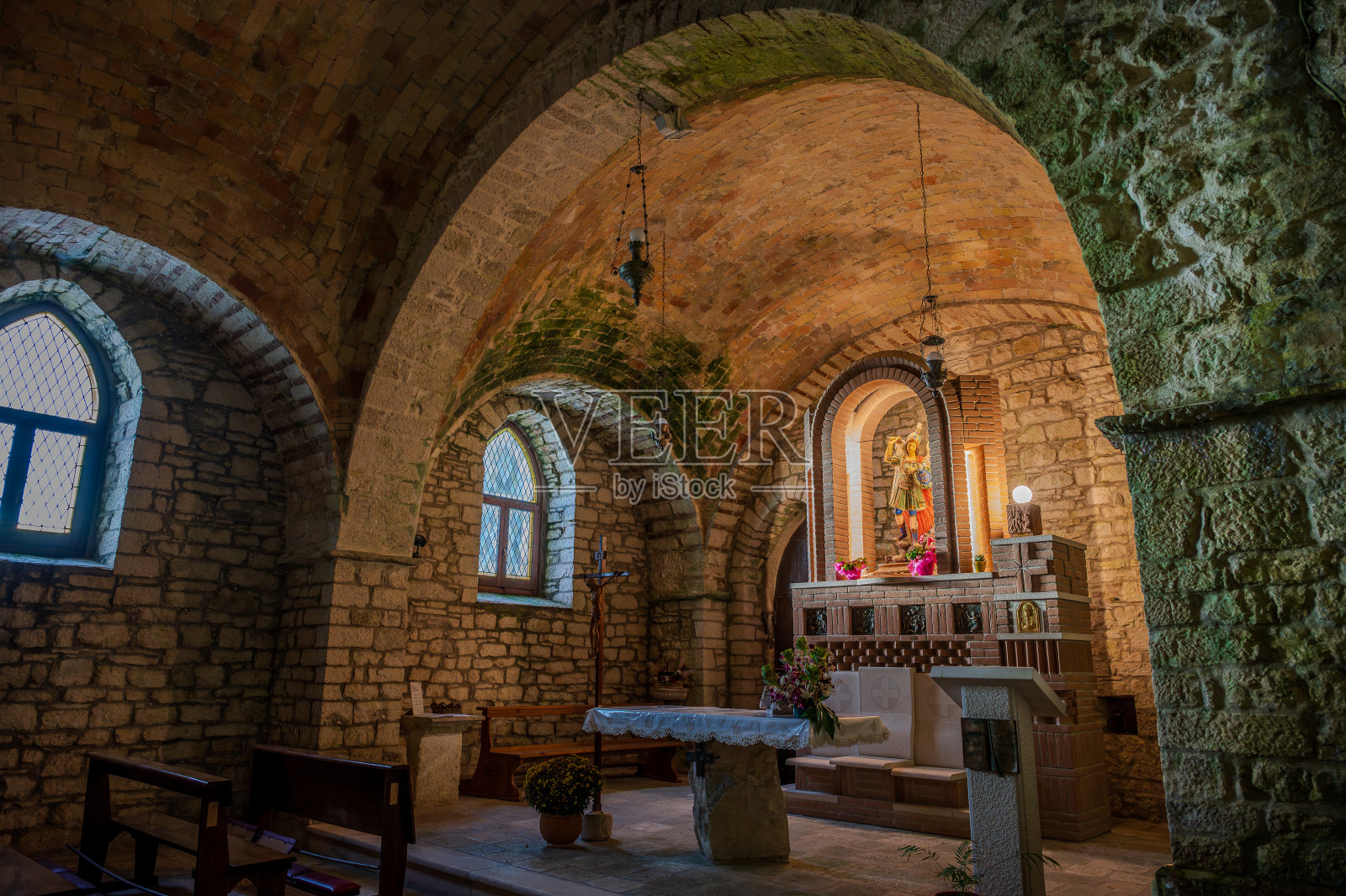 Molise Grotte的S. Angelo。圣米迦勒大天使的教堂洞穴照片摄影图片