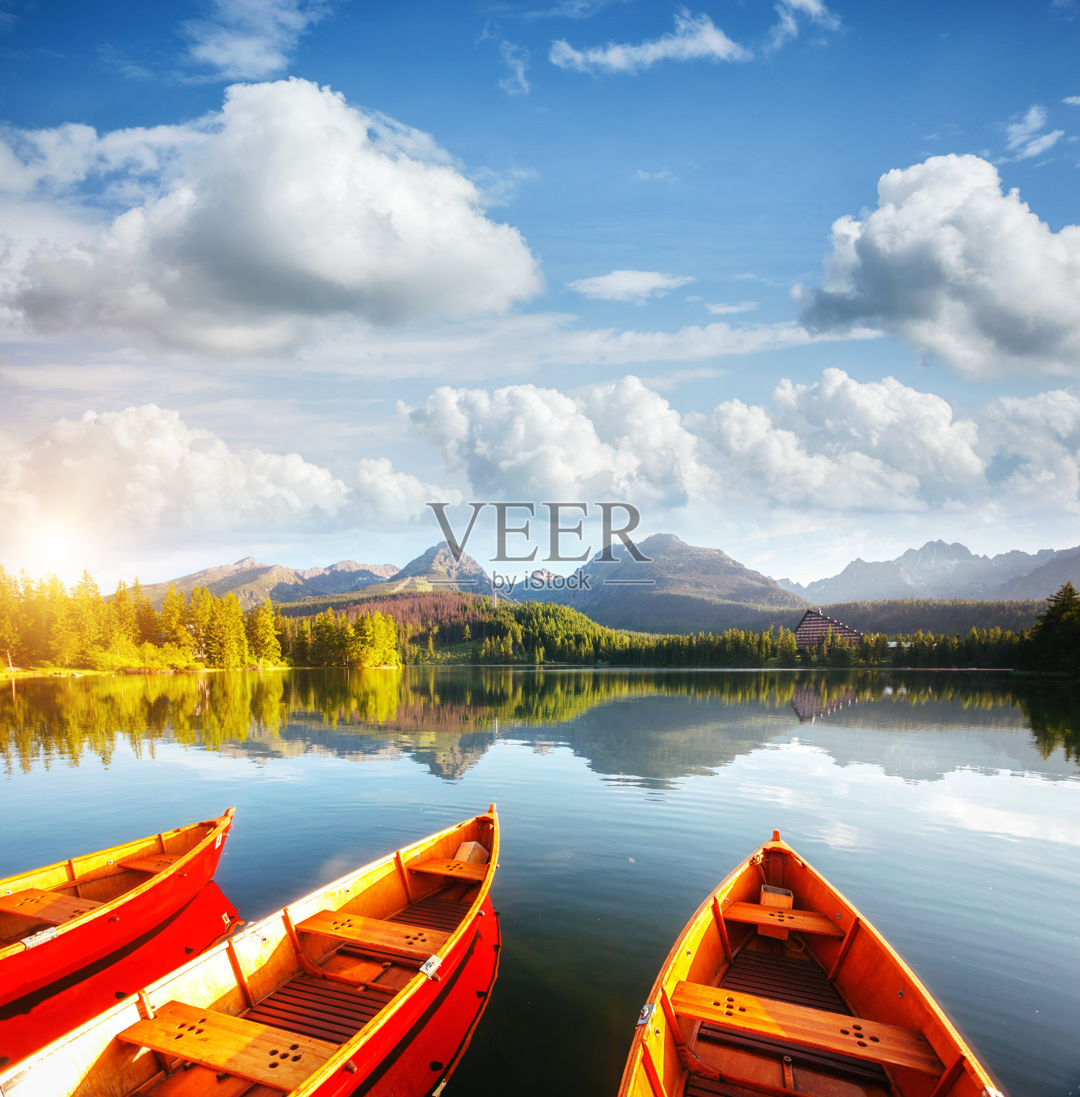 高塔特拉国家公园里平静的山湖。地点Strbske pleso,斯洛伐克,欧洲。照片摄影图片