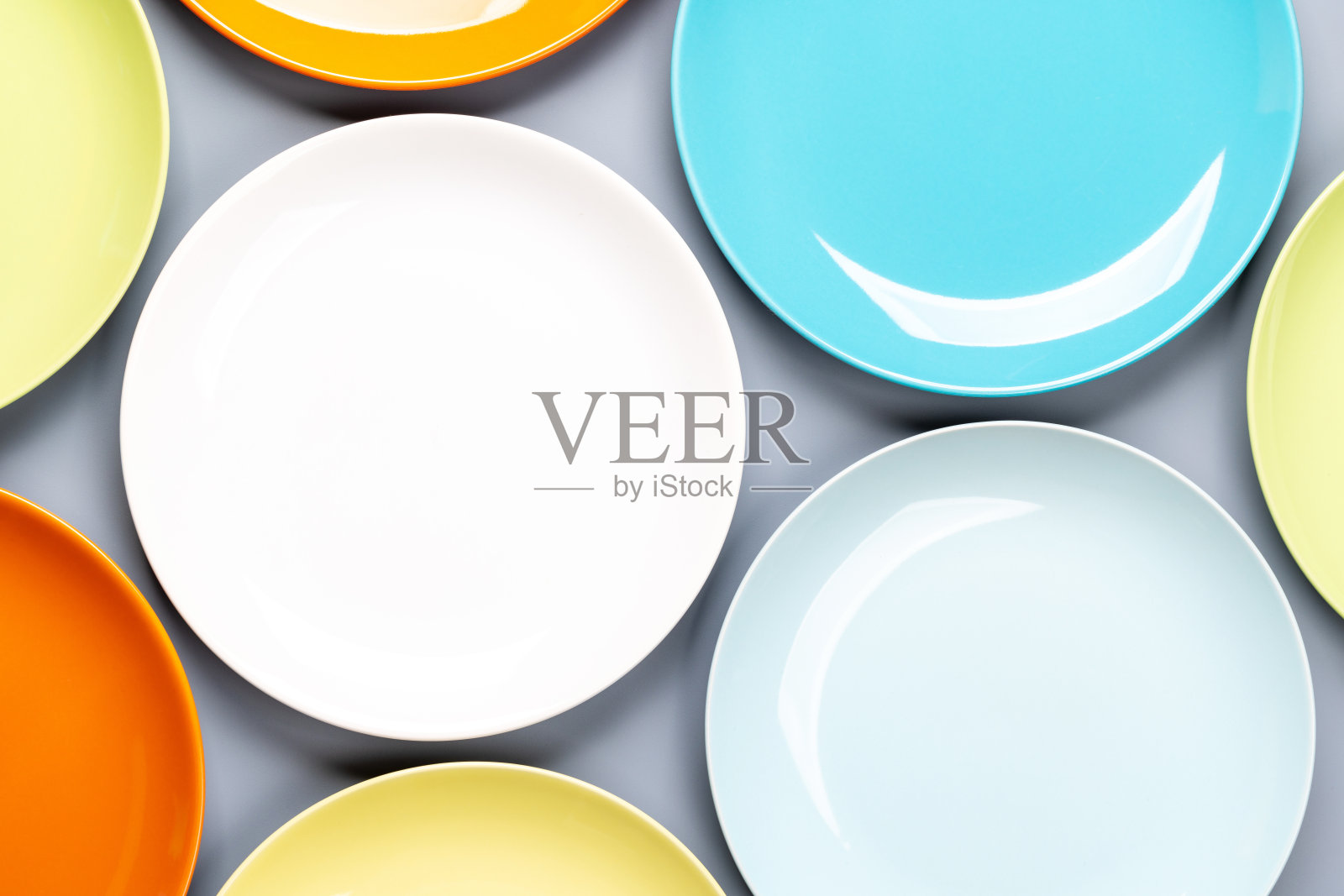 不同的干净的彩色盘子照片摄影图片