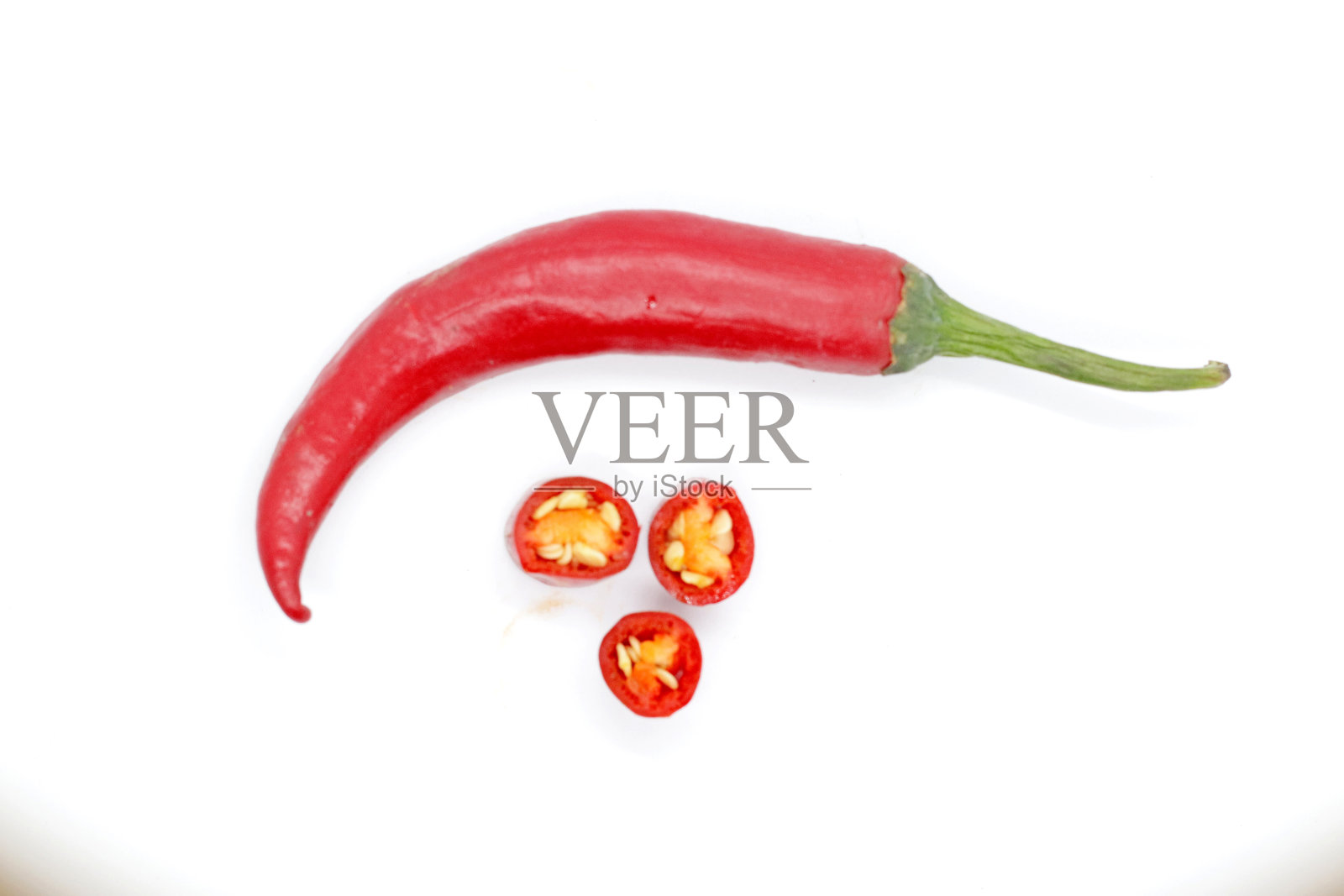 白底红辣椒片俯视图,原料食材概念照片摄影图片